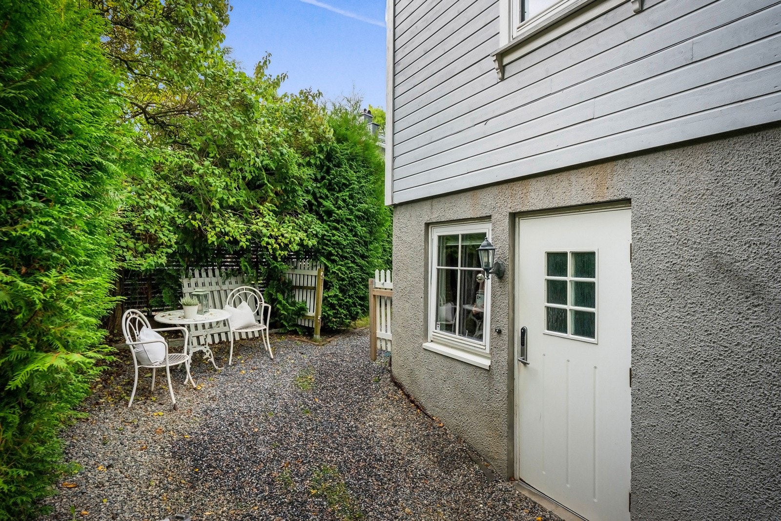 Boligen har separat inngang til u etg. Galleribilde