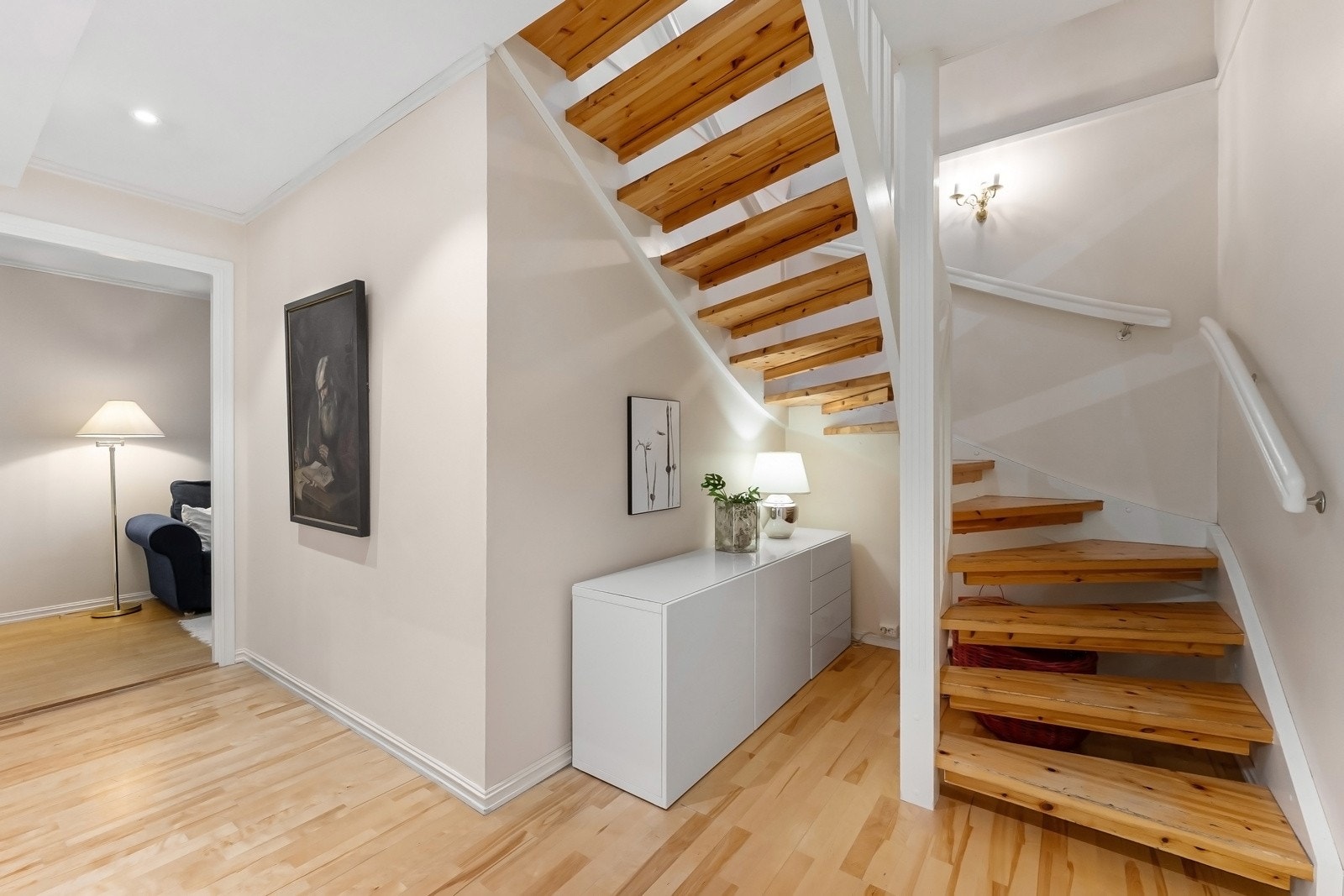 Trapperom / gang u etg. Galleribilde