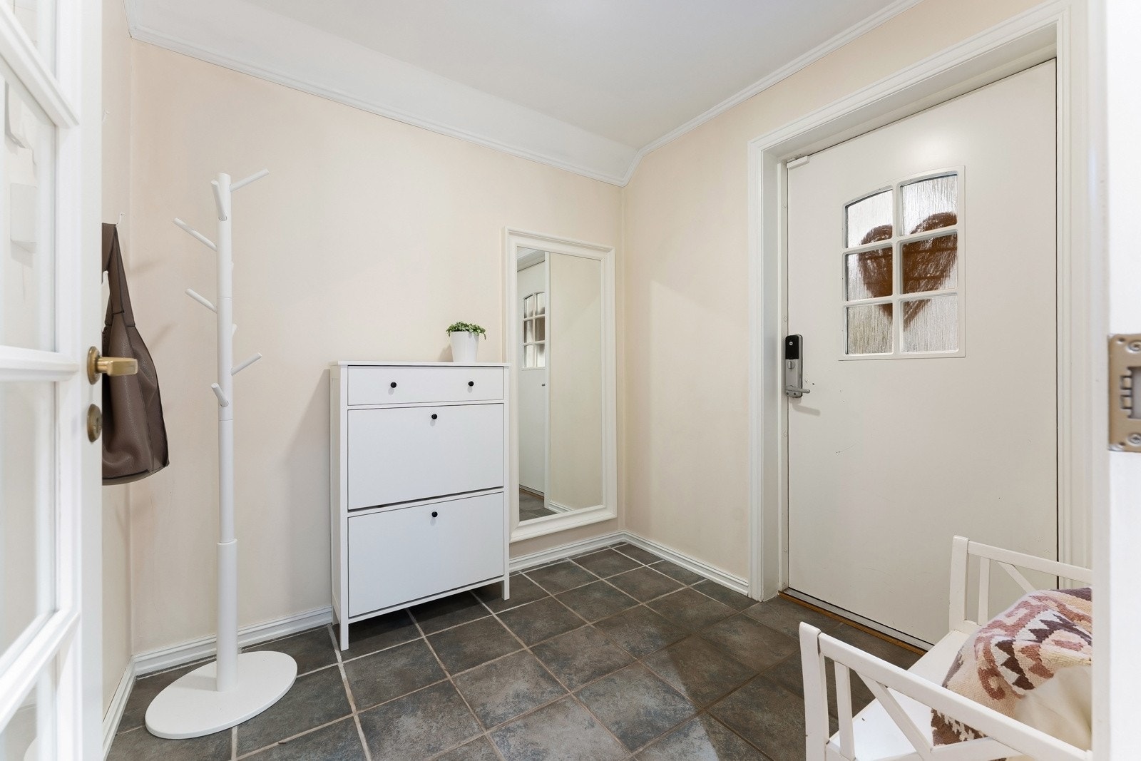 Flislagt og romslig entré Galleribilde