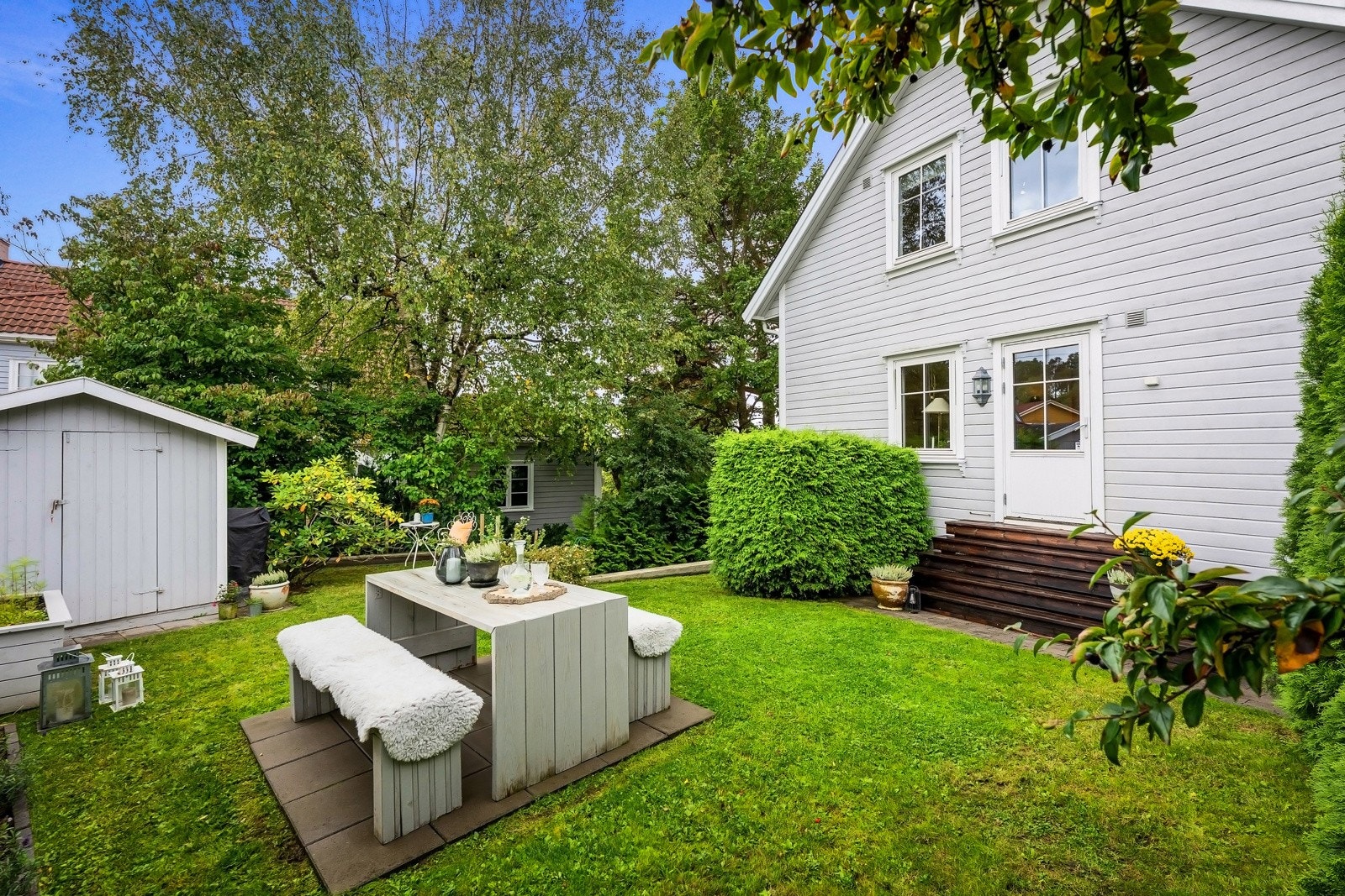 Solrik hage - perfekt for lek, hageprosjekter og sosiale samlinger. Galleribilde