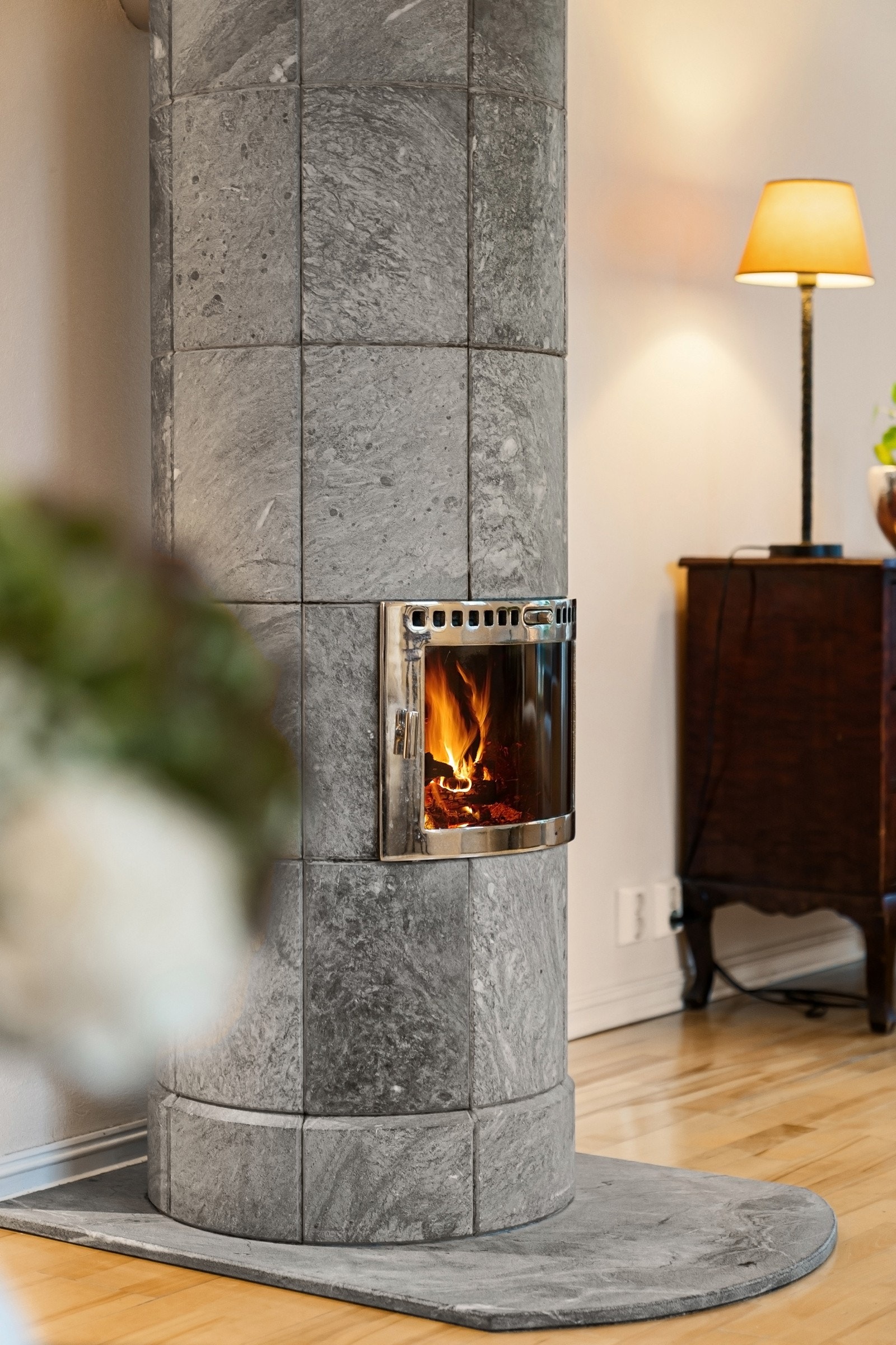Flott klebersteinsovn som stuens midtpunkt Galleribilde