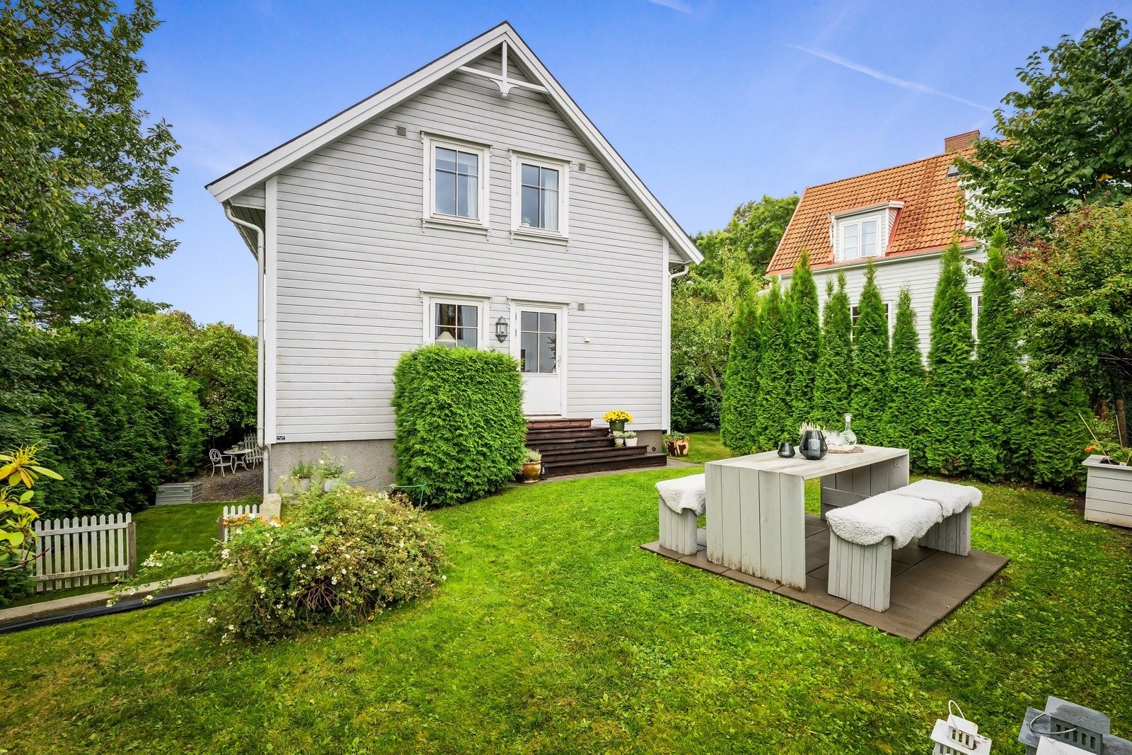 Pent opparbeidet og solrik hage med platting for sittegruppe. Galleribilde