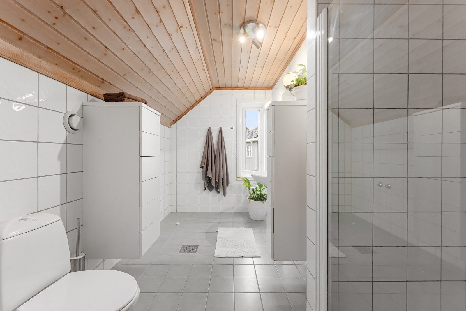 Hovedbad i 2 etg. Lyst og innbydende flislagt bad med vannbåren gulvvarme - rene linjer og god plass. Galleribilde