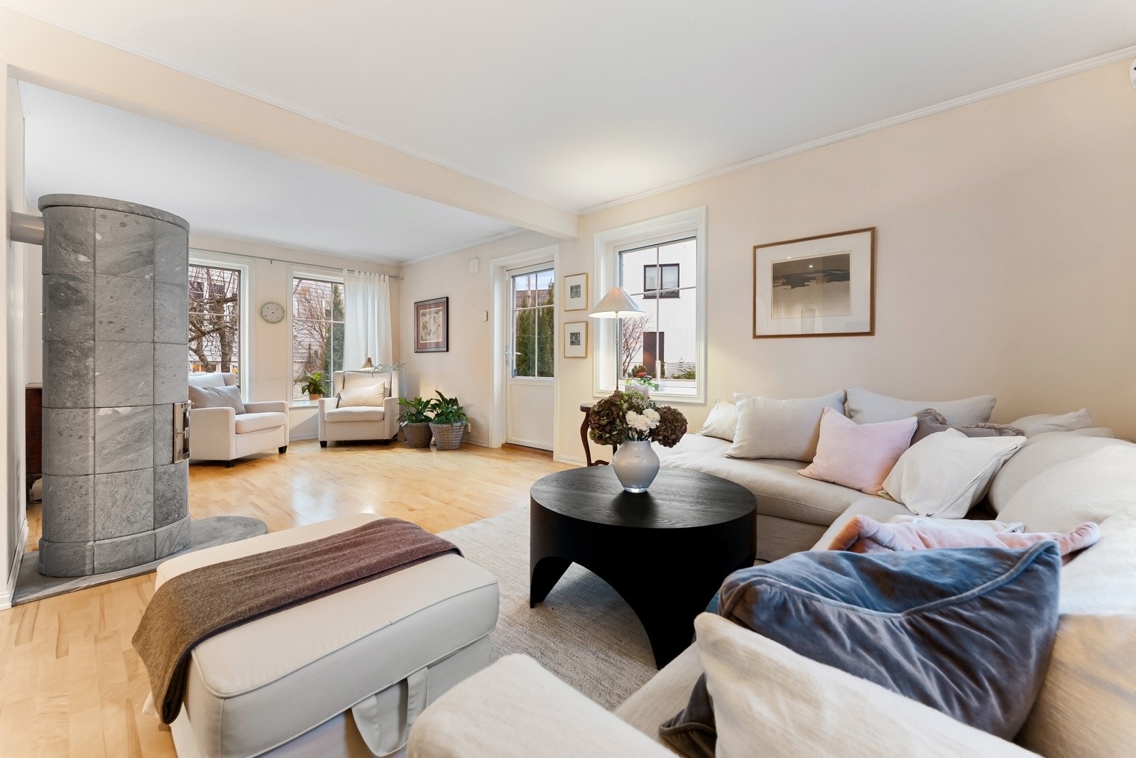 Boligen har en romslig stue med store vindusflater, flere soverom og en god planløsning som gjør den fleksibel for både småbarns- og ungdomsfamilier. Galleribilde