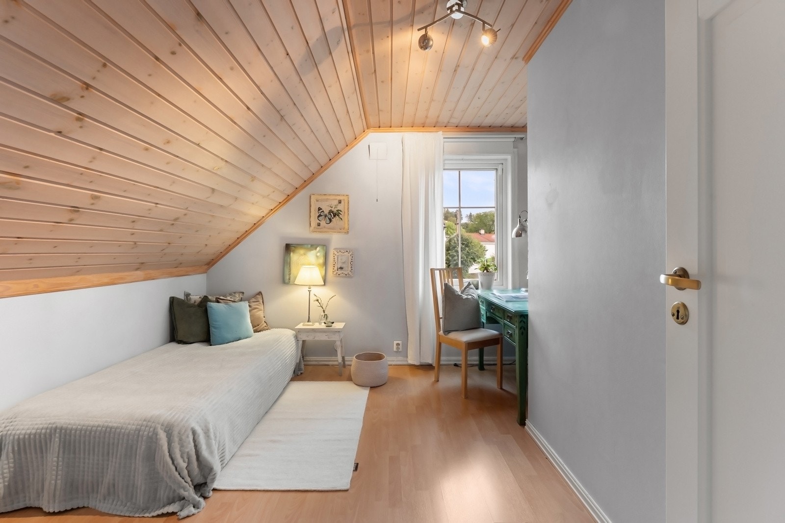 Soverom 3 med god plass til seng, skrivepult og garderobe Galleribilde