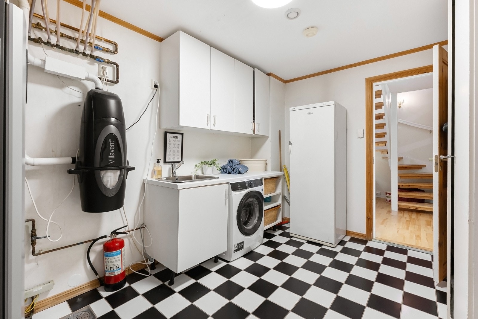 Vaskerom/teknisk rom med sentralstøvsuger og nyere varmepumpe fra 2023 Galleribilde