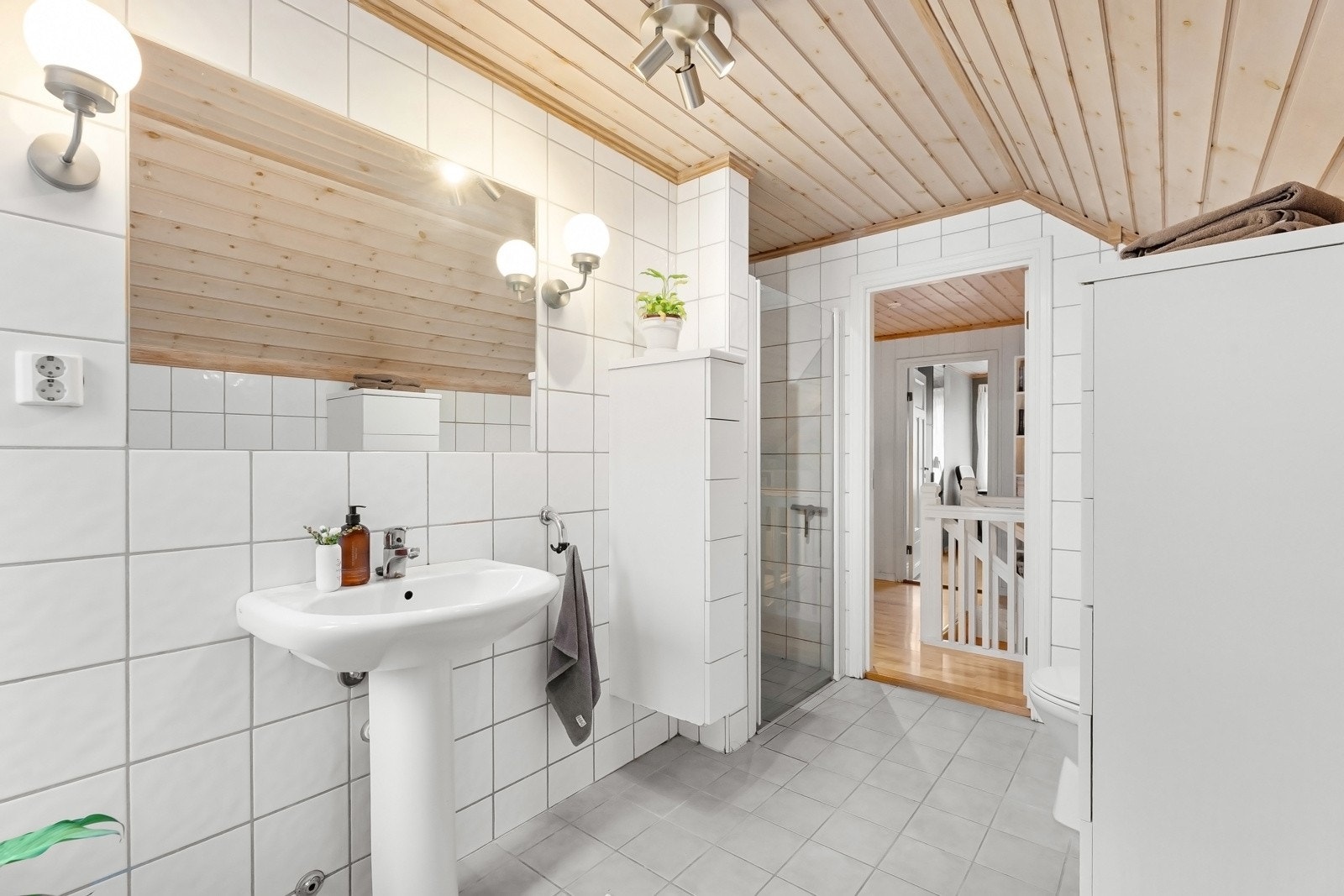 Hovedbad i 2 etg. Opplegg og plass til badekar. Galleribilde