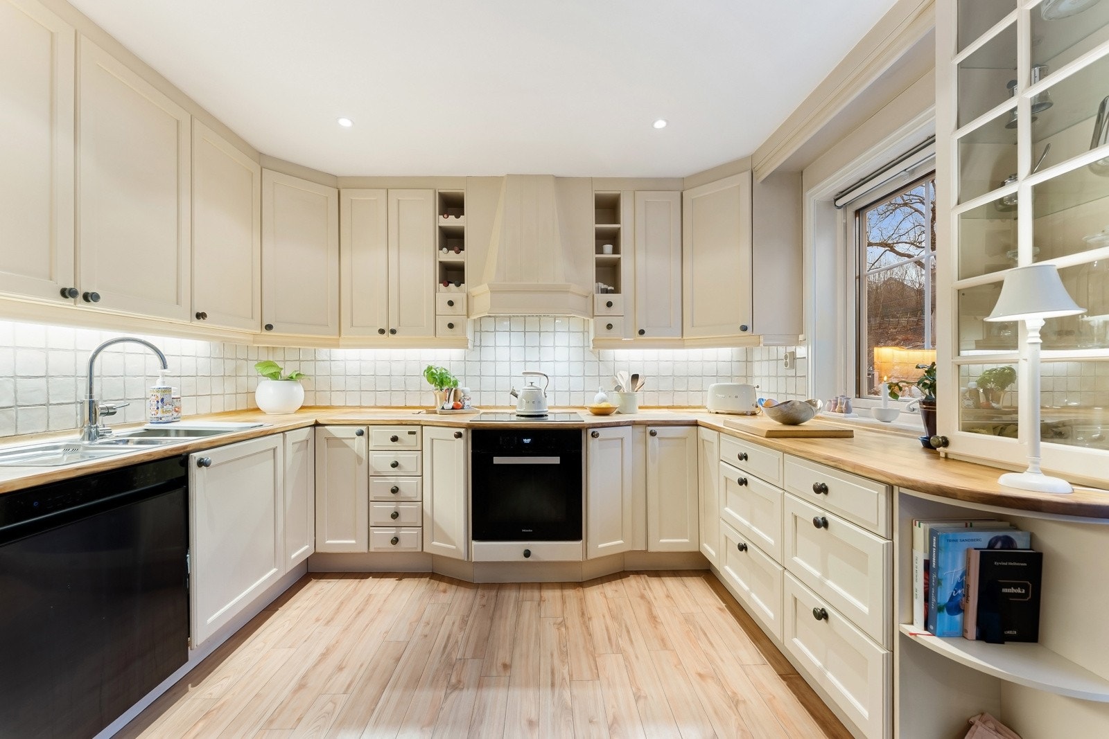 Hvitevarer med kjøleskap, oppvaskmaskin, induksjonstopp og stekeovn. Galleribilde