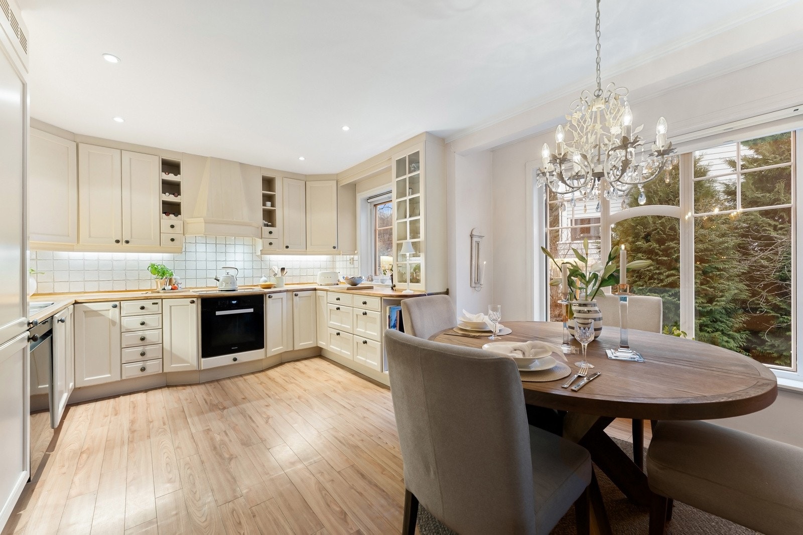 Funksjonelt kjøkken med spiseplass - tilrettelagt for både hverdag og helgekos. Husets hjerte. Galleribilde