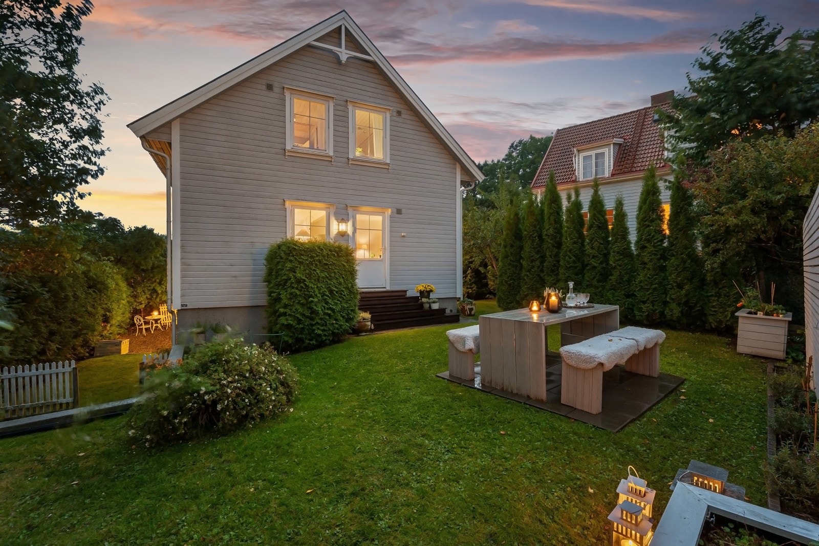 Her er det god boltreplass for familiens minste, i en trygg og inngjerdet hage. Galleribilde