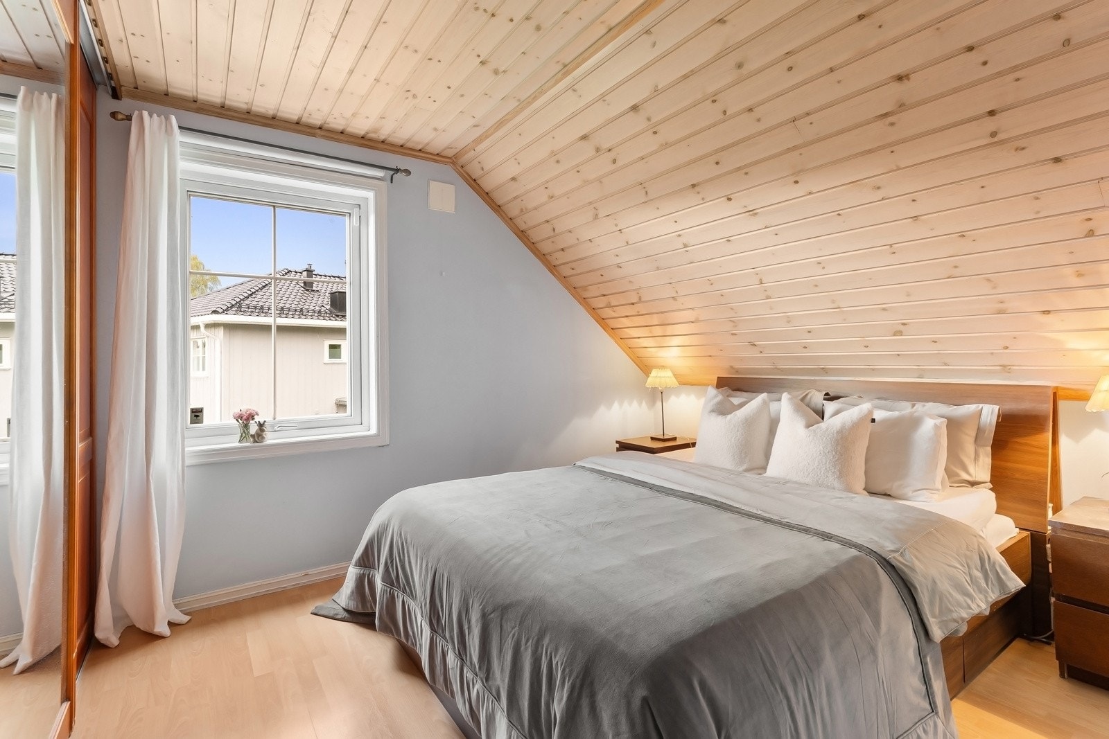 Romslig hovedsoverom med rolige farger og god garderobeplass Galleribilde