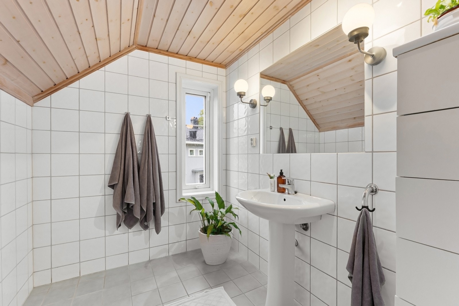 Hovedbad i 2 etg. Innredning med servant, toalett og dusjvegger/hjørne Galleribilde