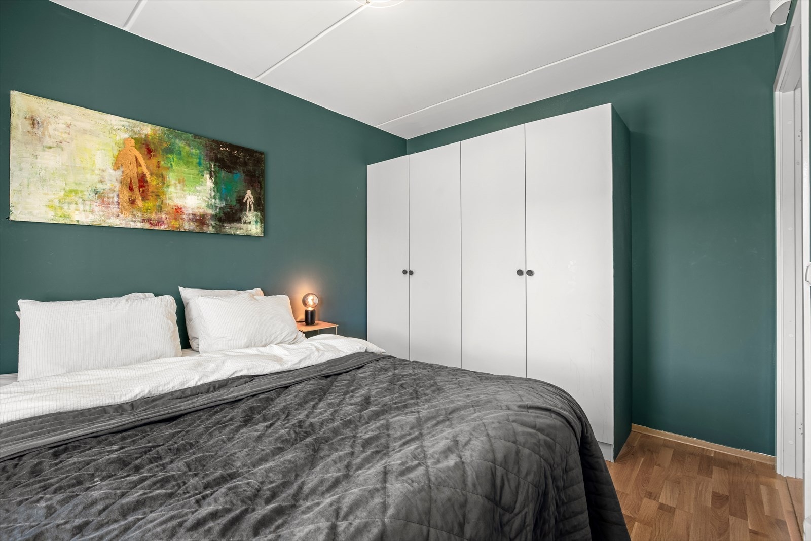 Praktisk garderobeskap som medfølger ved salg. Galleribilde