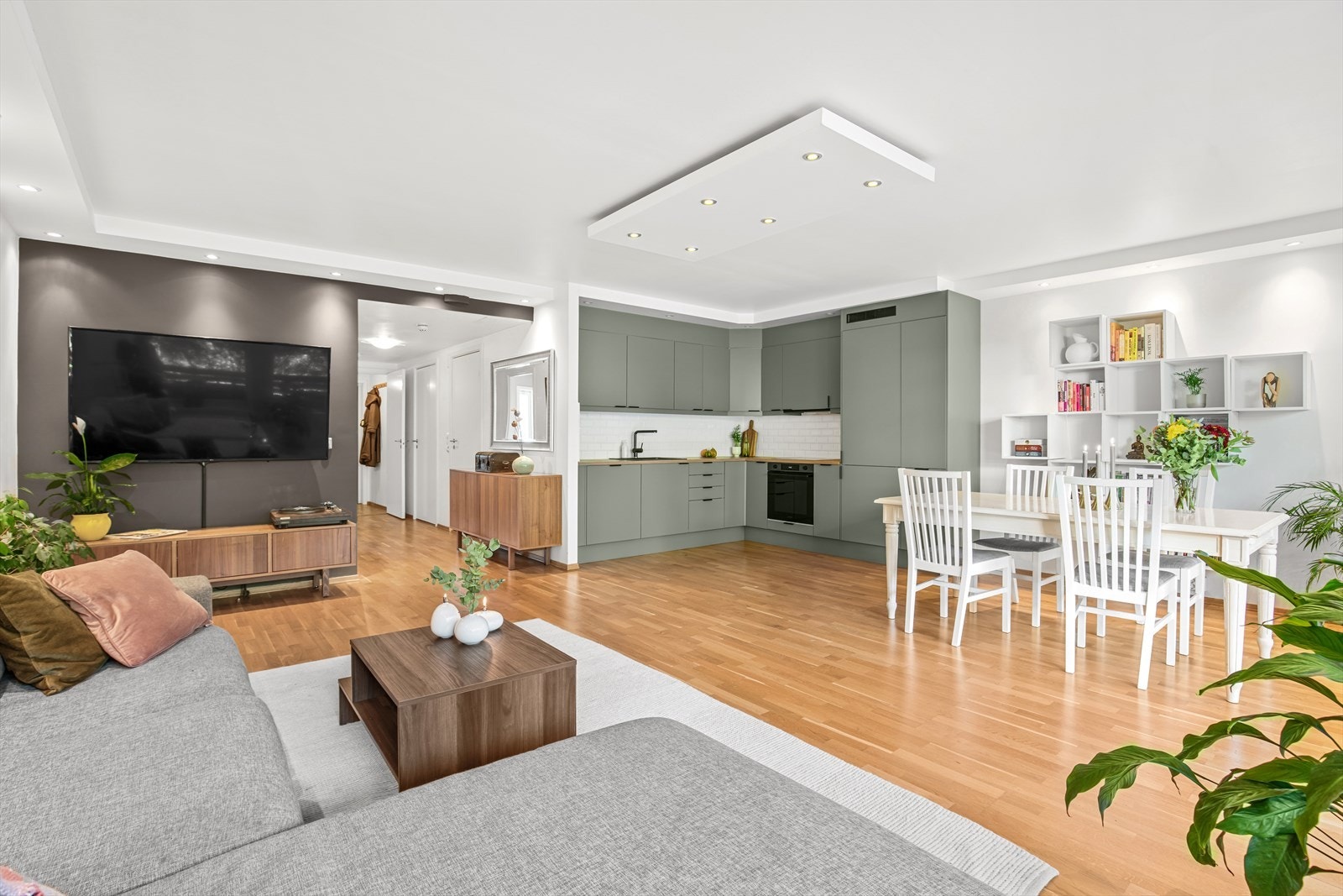 I åpen løsning med stue ble det i desember 2023 installert et lekkert Norema kjøkken. Galleribilde