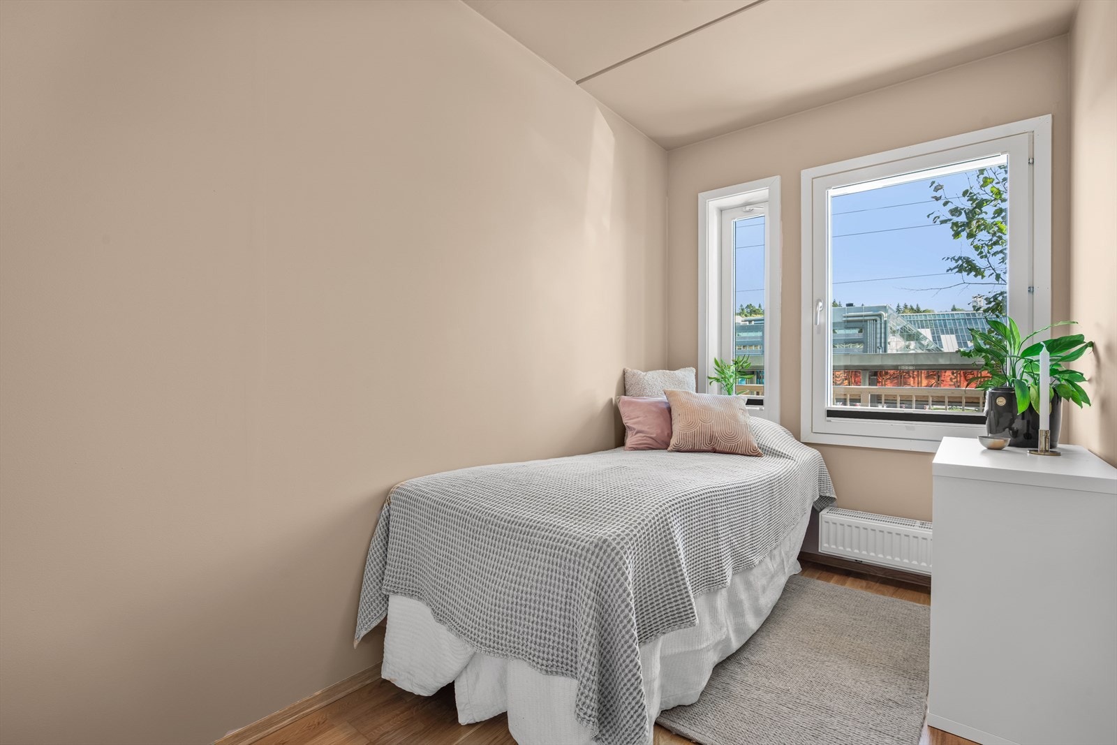 Soverom 2 er et fleksibelt rom som kan brukes som soverom, gjesterom eller kontor, alt etter behov. Galleribilde