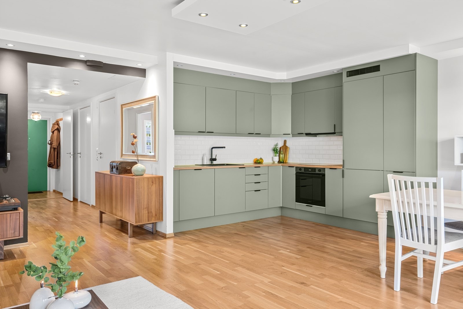 Kjøkkenet byr på godt med både skap- og benkeplass, noe som gir et praktisk og funksjonelt kjøkken. Galleribilde