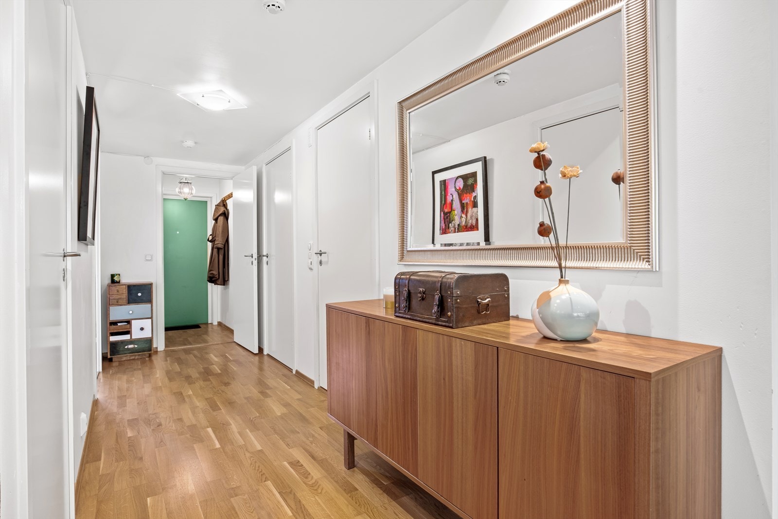 Romslig gang med ankomst til en praktisk innvendig bod. Galleribilde