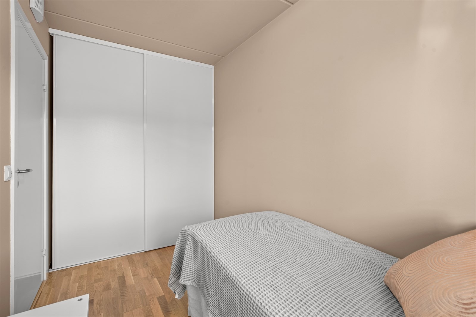 Rommet har en stilren 2-dørs skyvedørsgarderobe som gir god oppbevaringsplass. Galleribilde