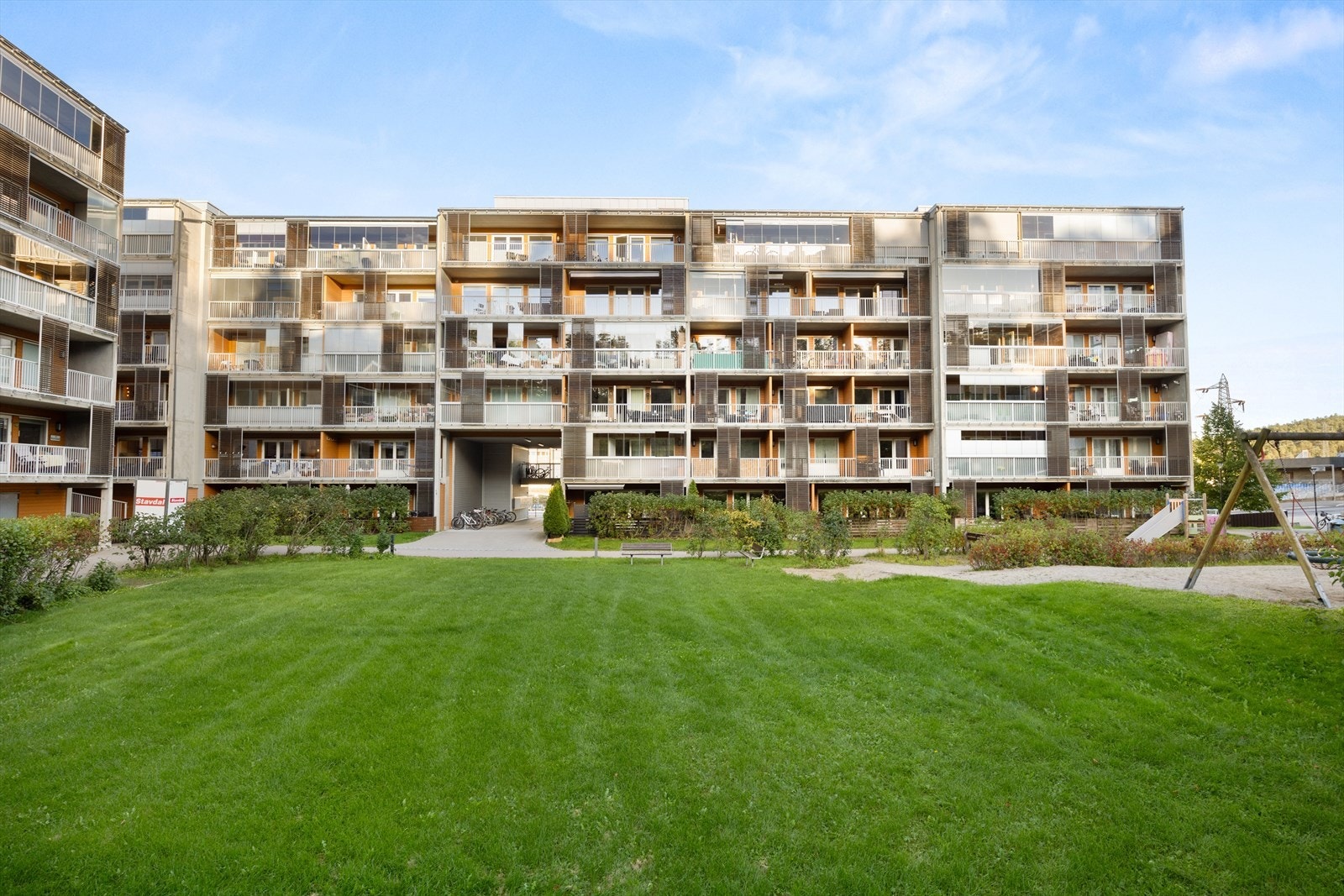 Sameiets tomt er pent opparbeidet med gressplen, sitteplass og lekeplass for barna. Galleribilde