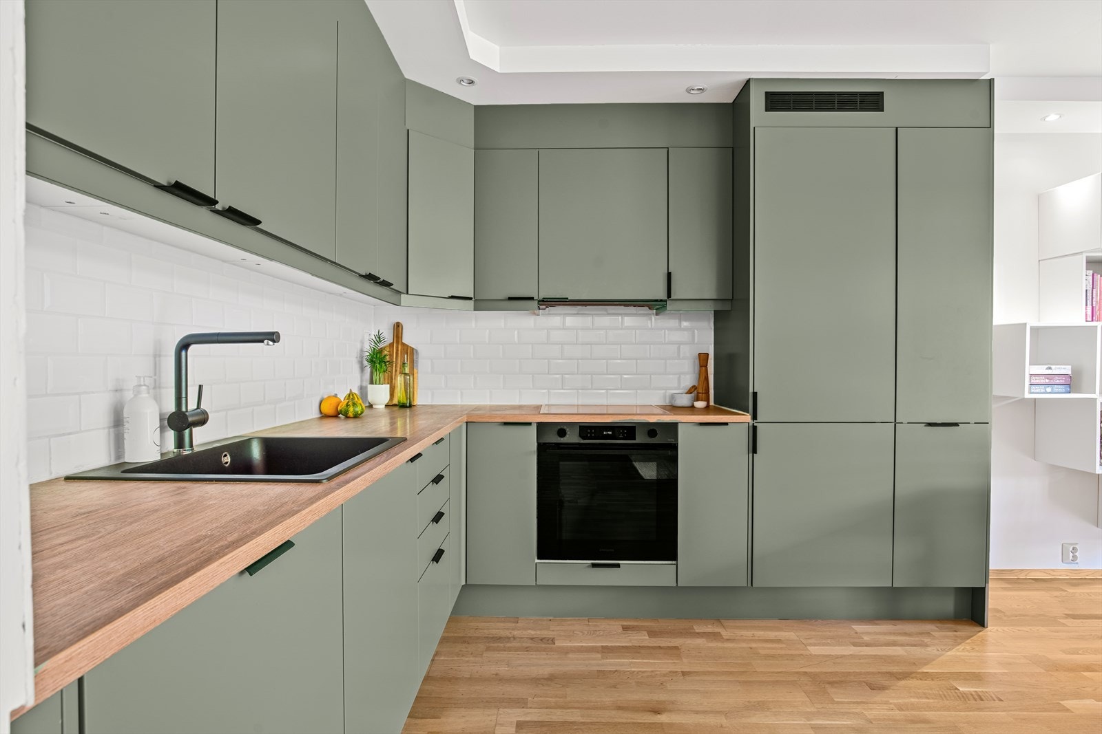 I sammenheng med oppgradering av kjøkken ble det montert ny keramisk platetopp og stekevon. Hvitevarer medfølger salget. Galleribilde