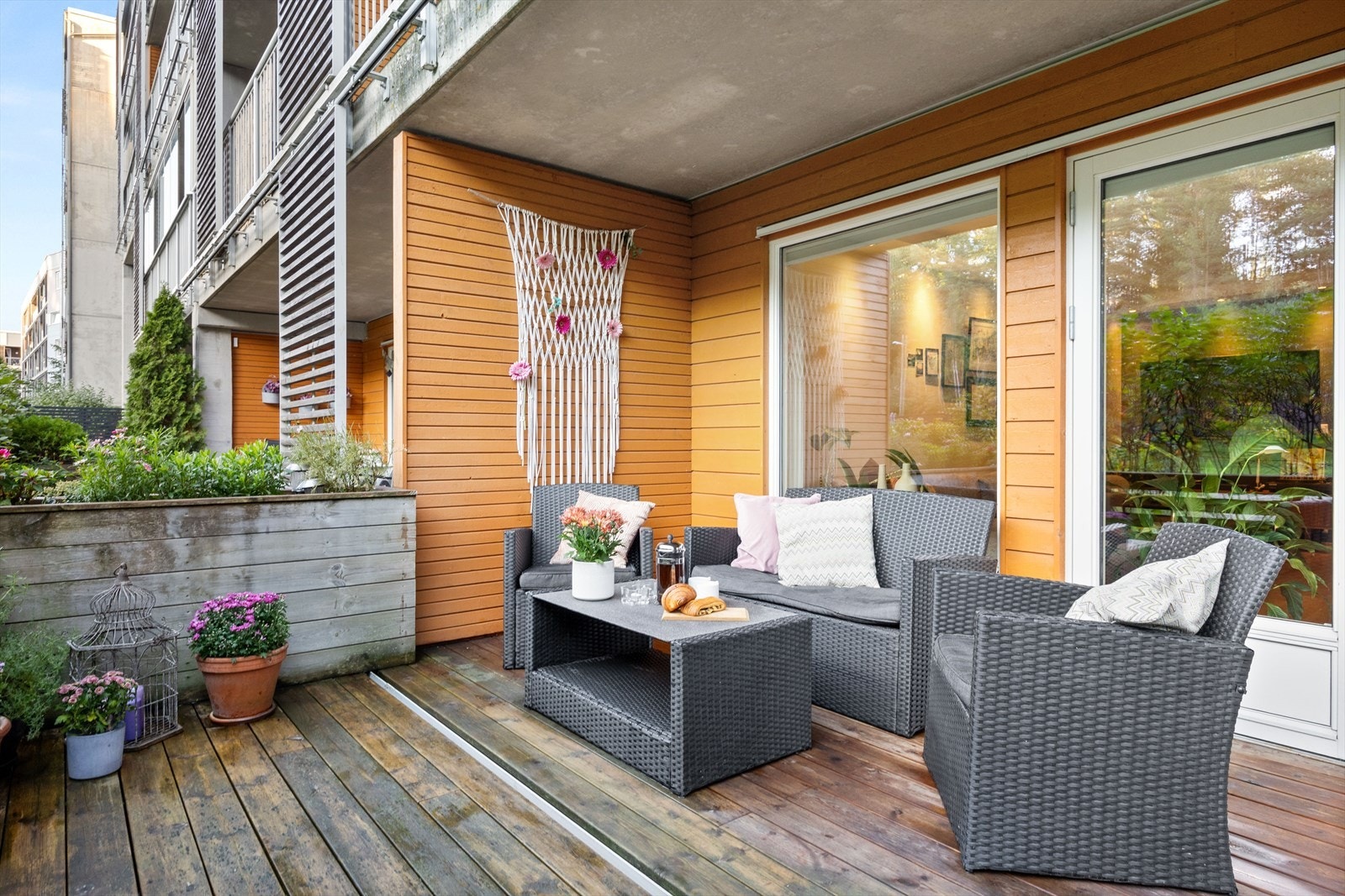 Fra stuen er det utgang til en flott vestvendt markterrasse på ca. 22 m². Galleribilde