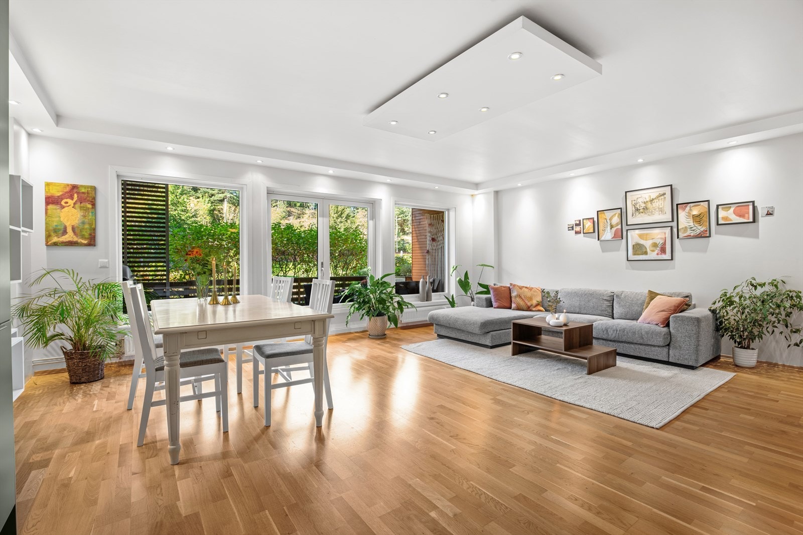 De store vindusflatene sammen med terrassedøren slipper inn godt med lys å skaper en luftig og fin atmosfære i rommet. Galleribilde