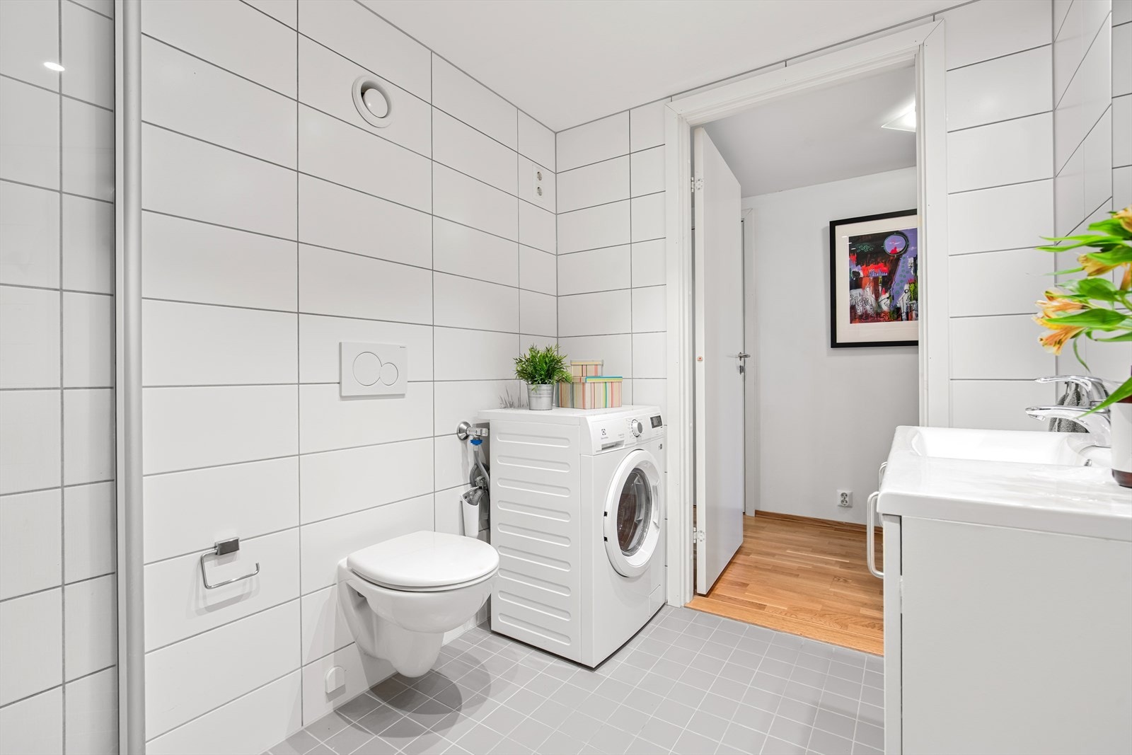 Det er opplegg for å vaskemaskin og plass til tørketrommel. Justerbare dusjdører er satt inn for å utnytte plassen maksimalt. Galleribilde