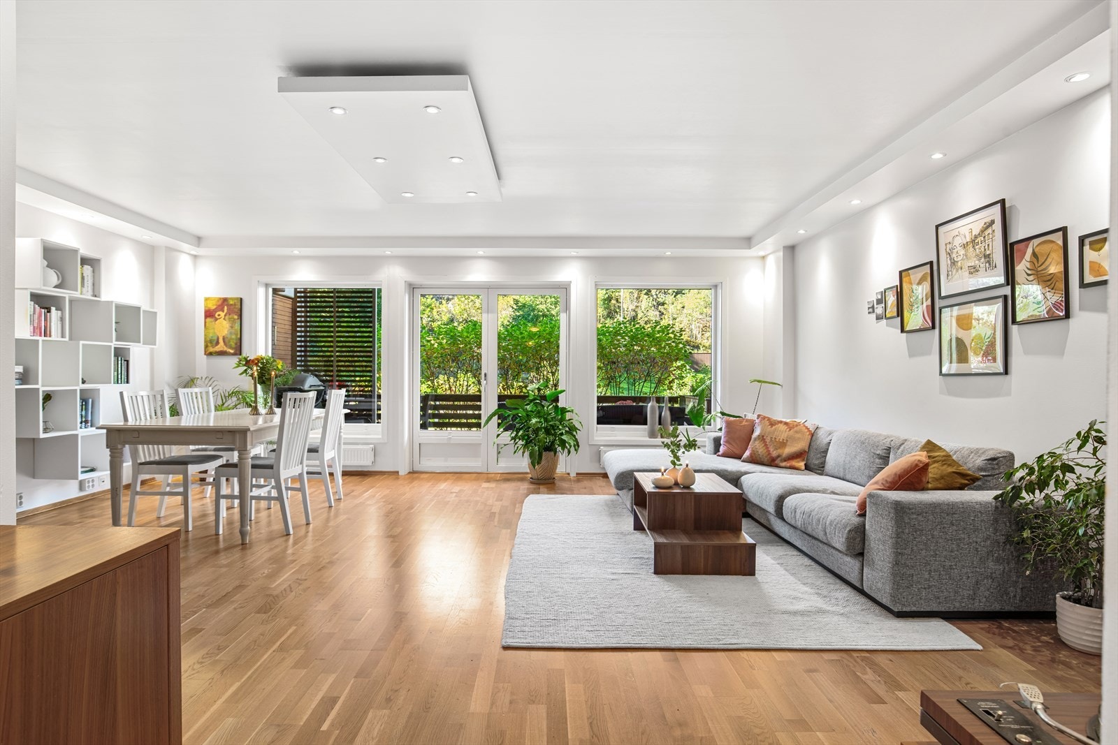 Leiligheten har en lys og romslig stue med flere gode møbleringsmuligheter. Galleribilde