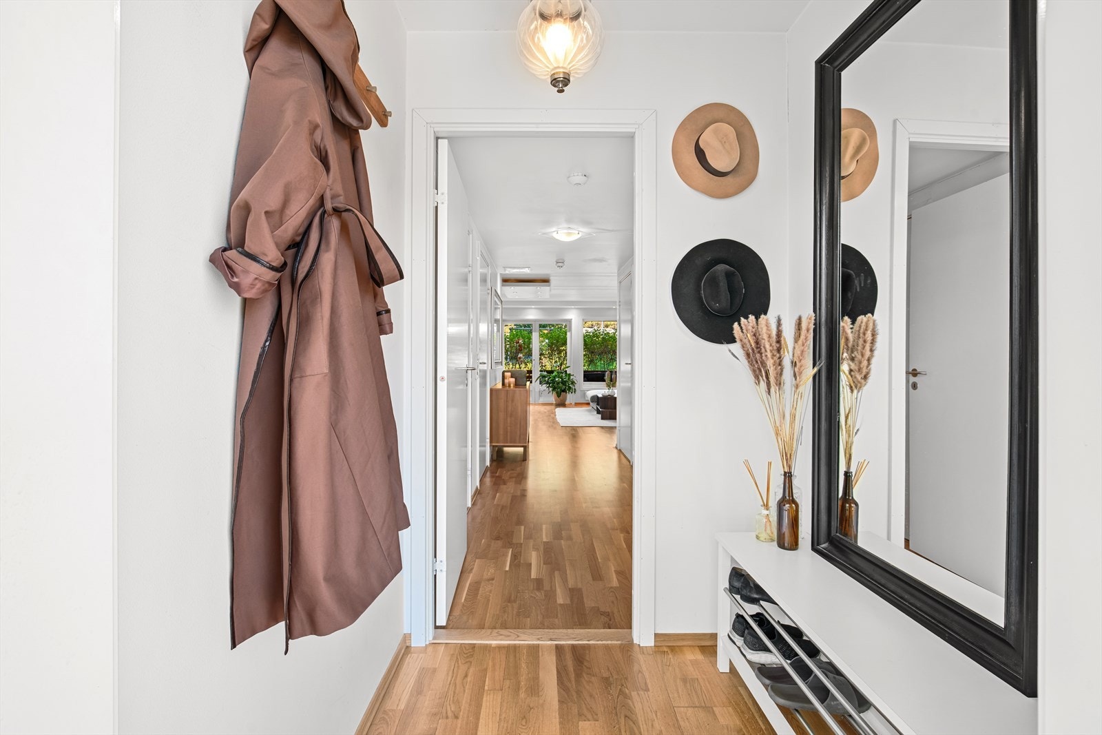 Her ønskes du velkommen inn i en hyggelig entré med plass for oppheng av yttertøy. Galleribilde
