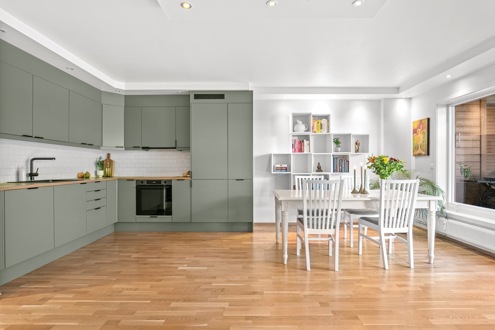 I tilknytning til kjøkken er det god plass til å innrede med spisebord. Galleribilde