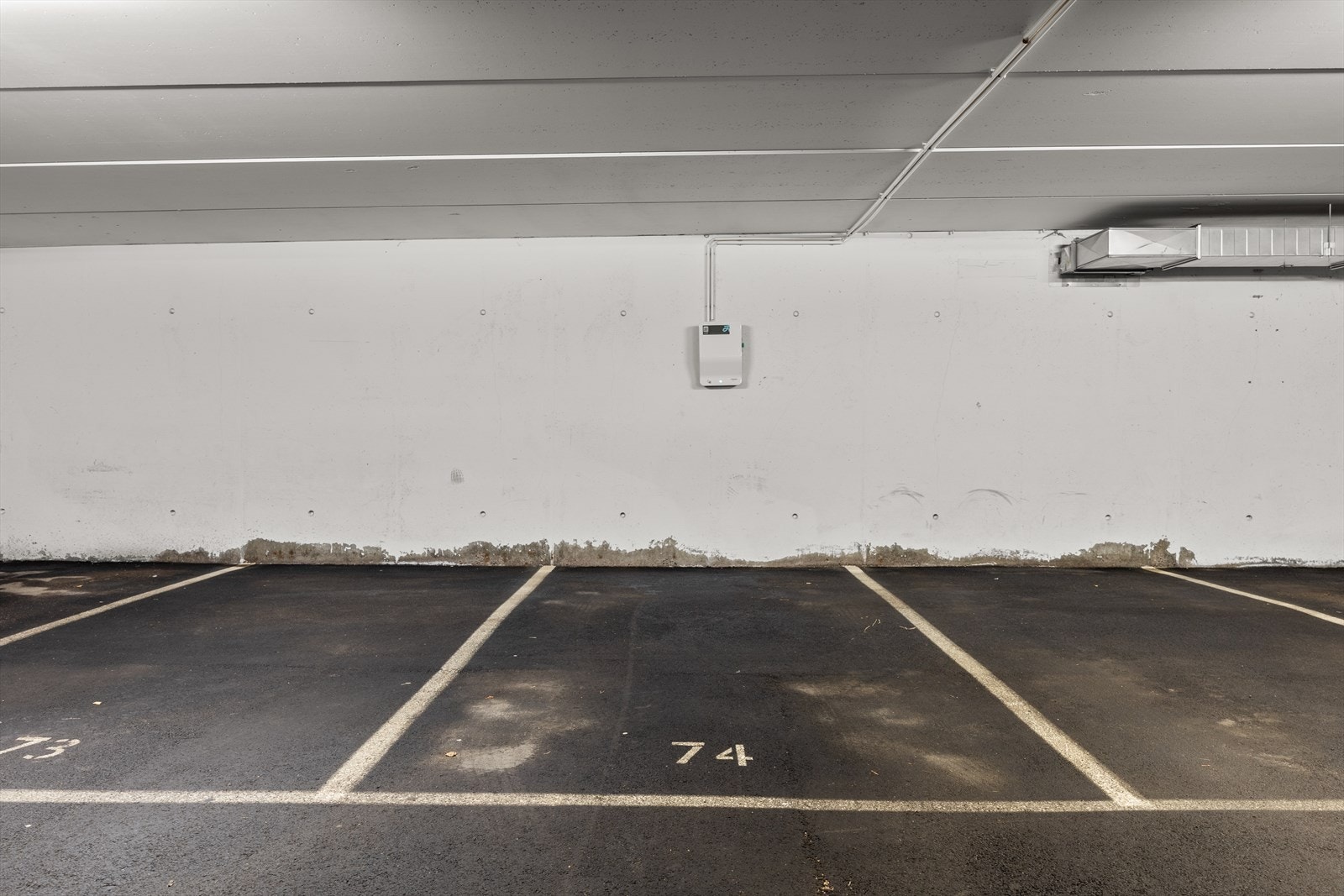 Leiligheten disponerer en parkeringsplass i felles garasjeanlegg. Det er montert ladeboks på plassen. Galleribilde