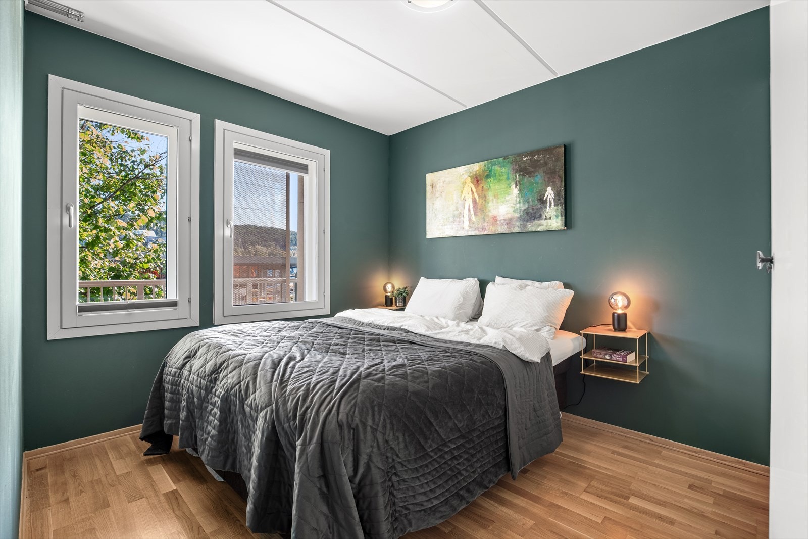 Romslig hovedsoverom med plass til dobbeltseng, garderobeskap og nattbord. Rommet er malt i en lun og behagelig farge som passer perfekt til et soverom. Galleribilde