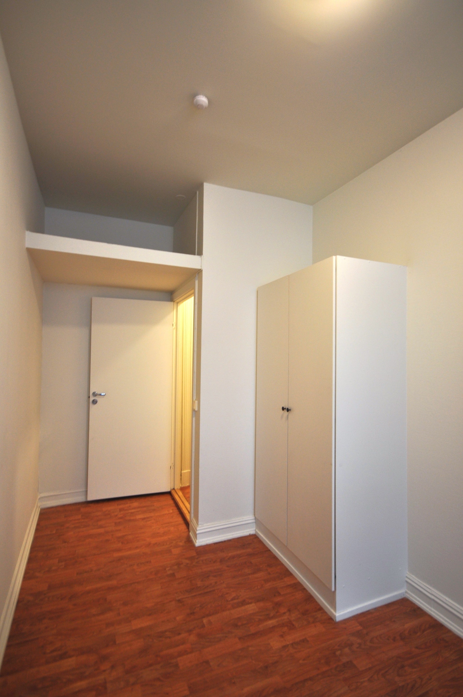 Soverom 1 med garderobeskap og hems for oppbevaring Galleribilde