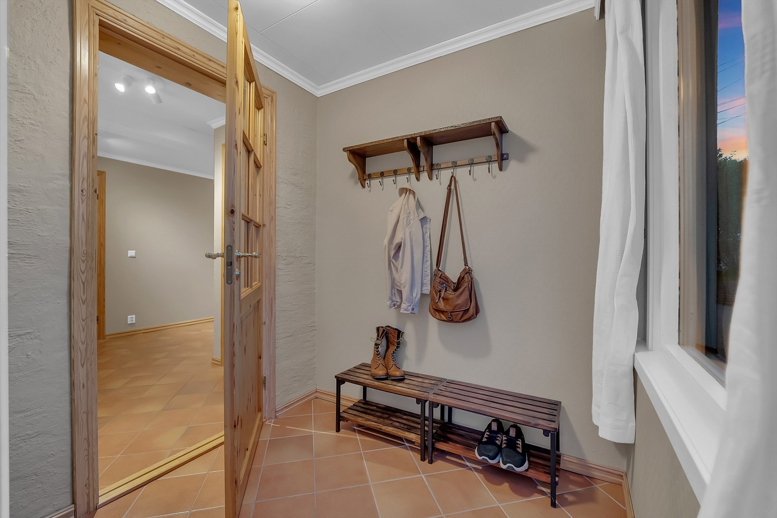 Herfra er det adkomst til enda en entré med med praktisk inngang fra gårdsplassen. Galleribilde