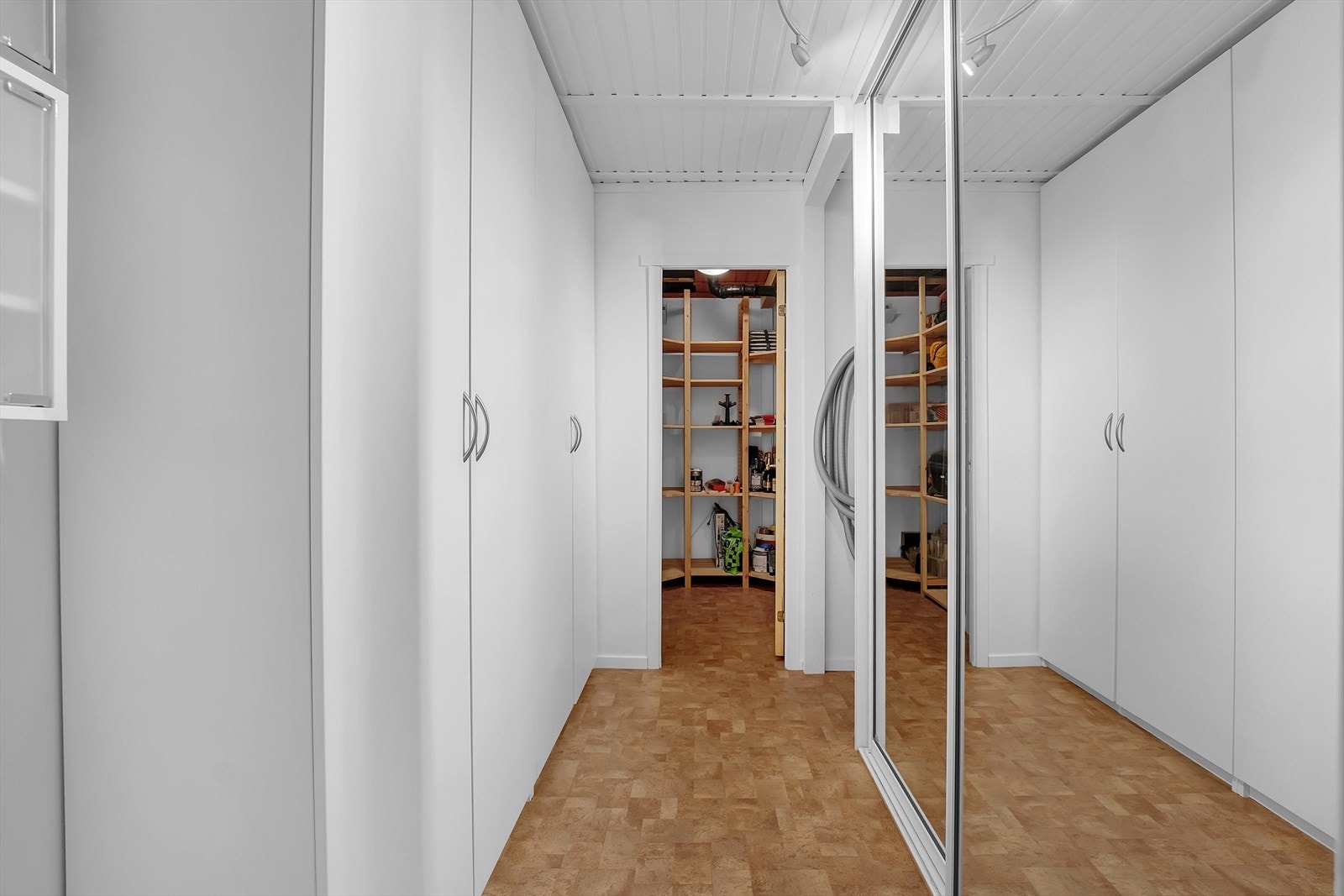 Her finner du også en praktisk garderobe med rikelig oppbevaringsplass til klær og yttertøy. Videre er det adkomst til en innvendig bod som gir ekstra lagringsmuligheter. Galleribilde