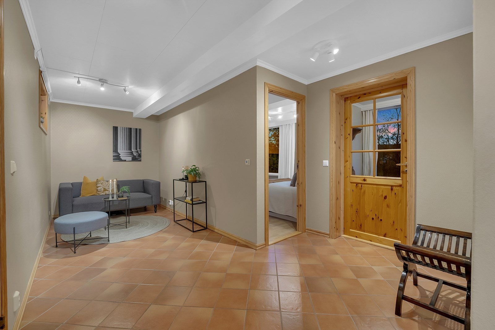 Trapperommet kan enkelt innredes med en mindre sofagruppe eller brukes som et ekstra oppholdsrom. Galleribilde