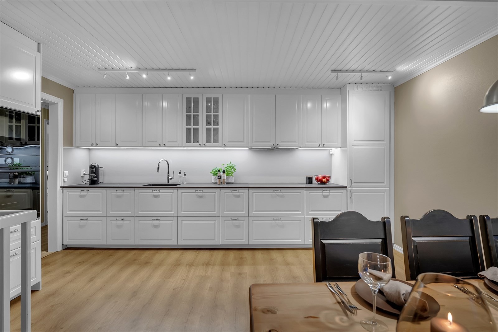 Kjøkkenet er oppgradert i 2021 og fremstår som både moderne og funksjonelt. Her finner du integrerte hvitevarer som oppvaskmaskin, kjøl/fryseskap, stekeovn, mikrobølgeovn og induksjon platetopp på 80 cm. Galleribilde