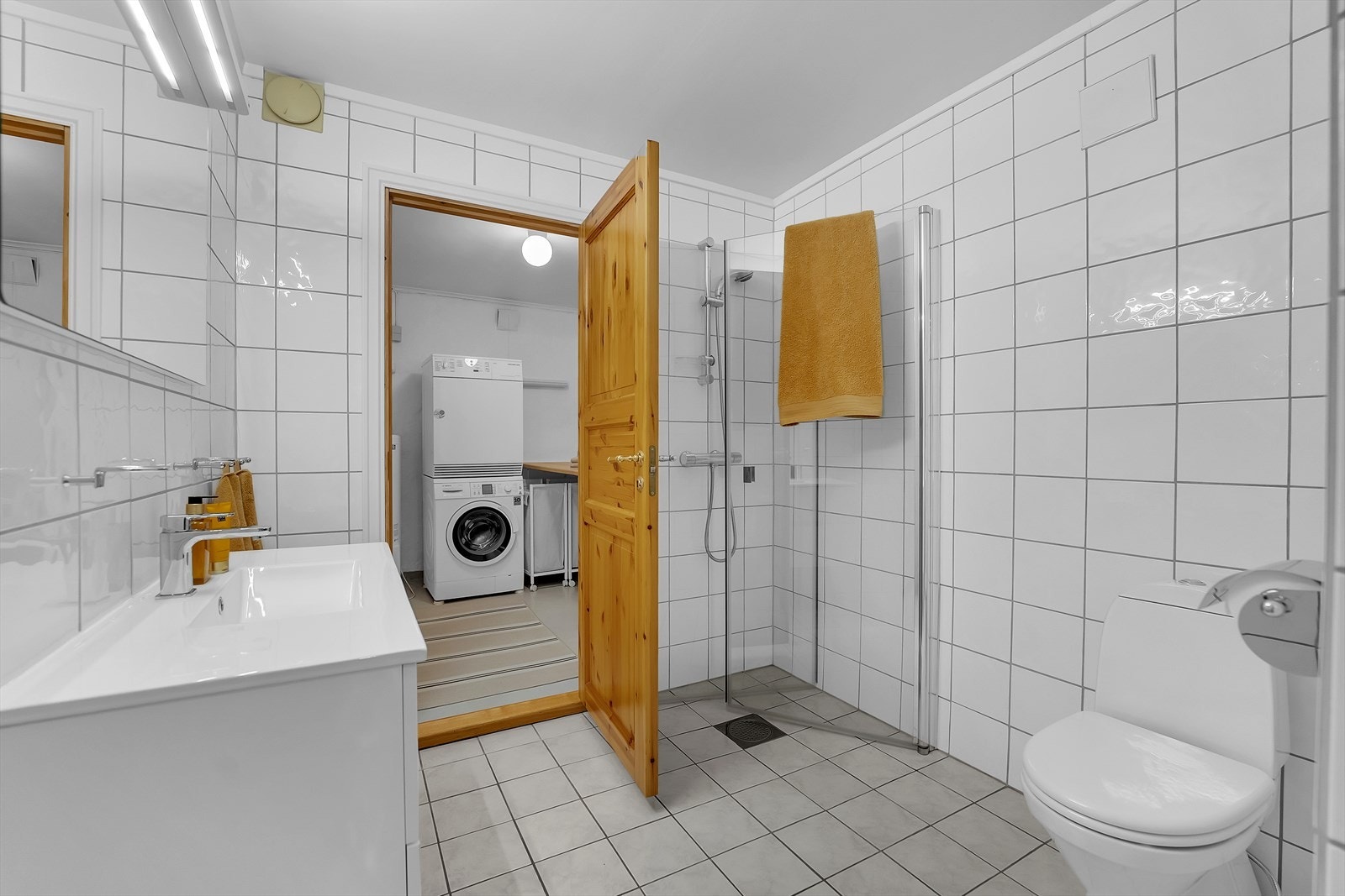 Fra badet er det direkte adkomst til vaskerommet. Galleribilde