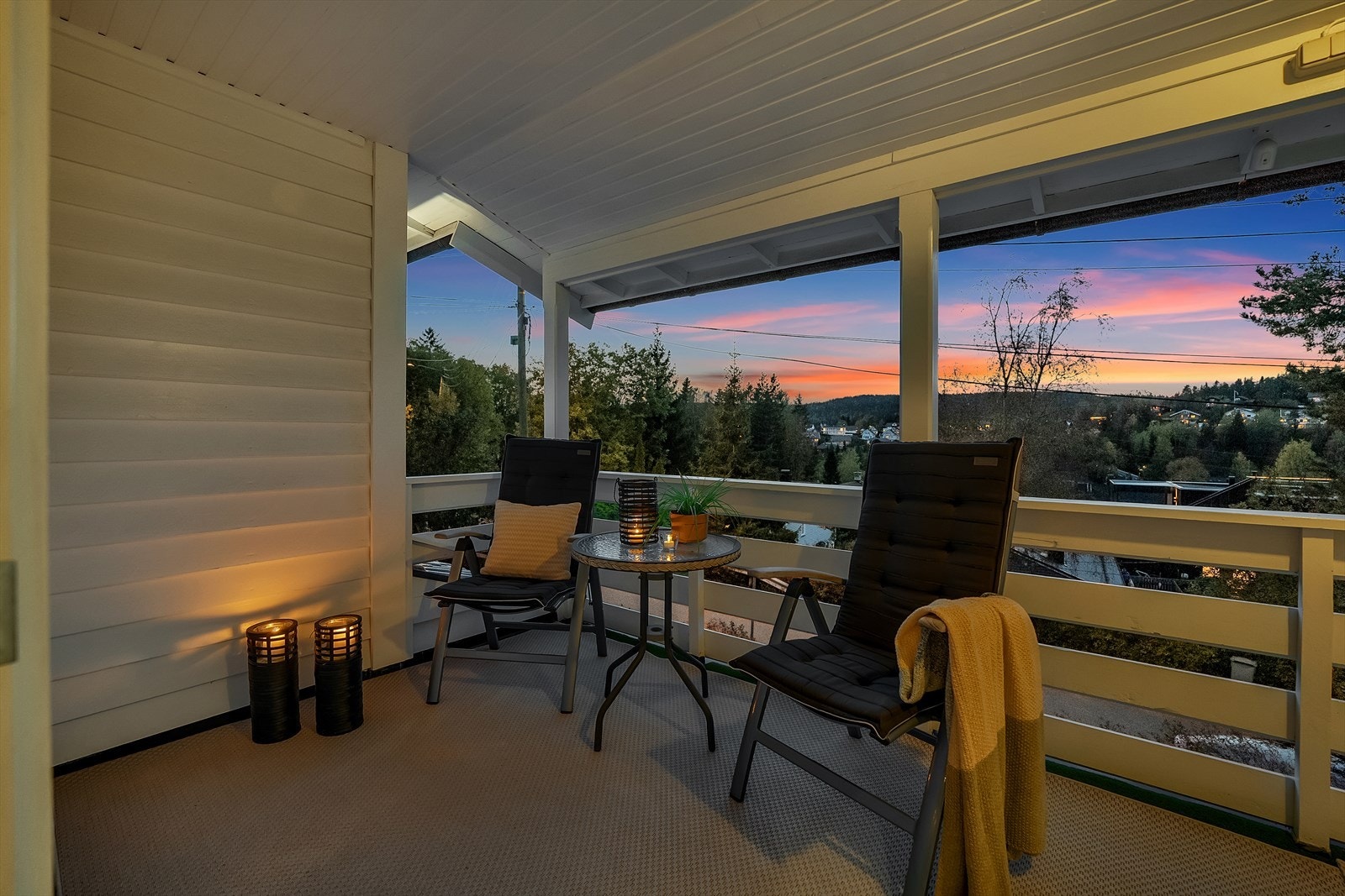 Her er det god plass til sittegruppe, grill og det man måtte ønske for hyggelige stunder utendørs. Galleribilde