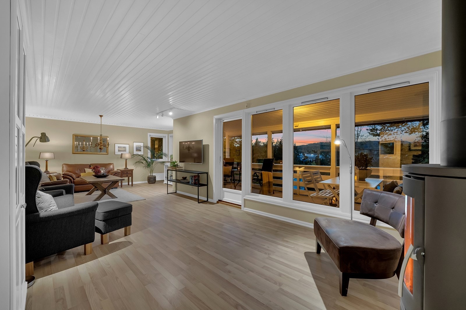 Store vindusflater slipper inn rikelig med dagslys og skaper en luftig atmosfære. Galleribilde