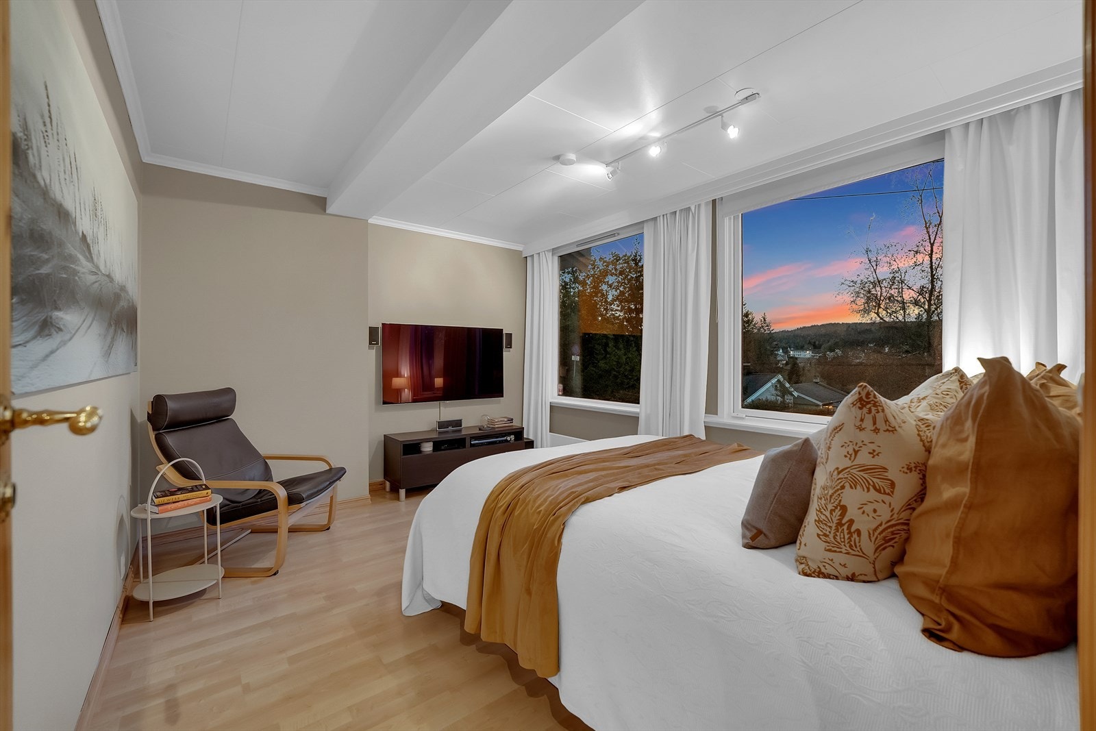 Underetasjen har to gode soverom på henholdsvis 11 og 12 kvm. Det største soverommet har store vinduer som gir flott lysinnslipp og hyggelig utsikt. Galleribilde