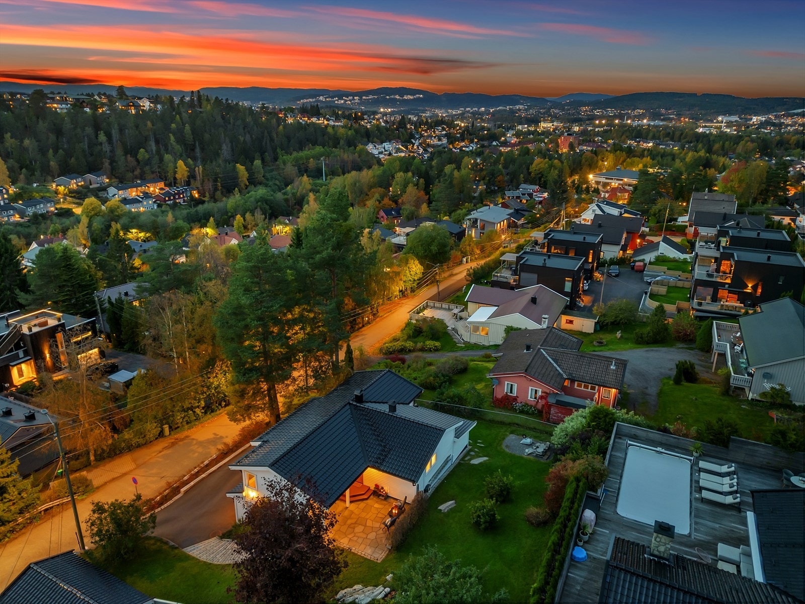 Boligen ligger i et rolig og familievennlig boligområde på Rasta med kort vei til Østmarka. Området er samtidig sentralt, med nærhet til skoler, barnehager, kollektivtransport, samt et rikt utvalg av fasiliteter og servicetilbud. Galleribilde