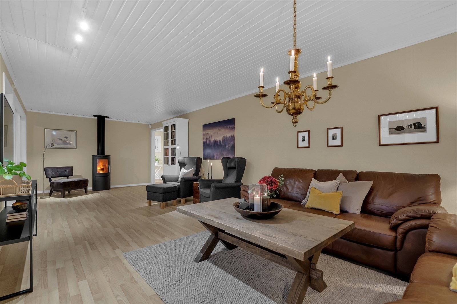 Boligens romslige stue fremstår som et naturlig samlingspunkt. Galleribilde