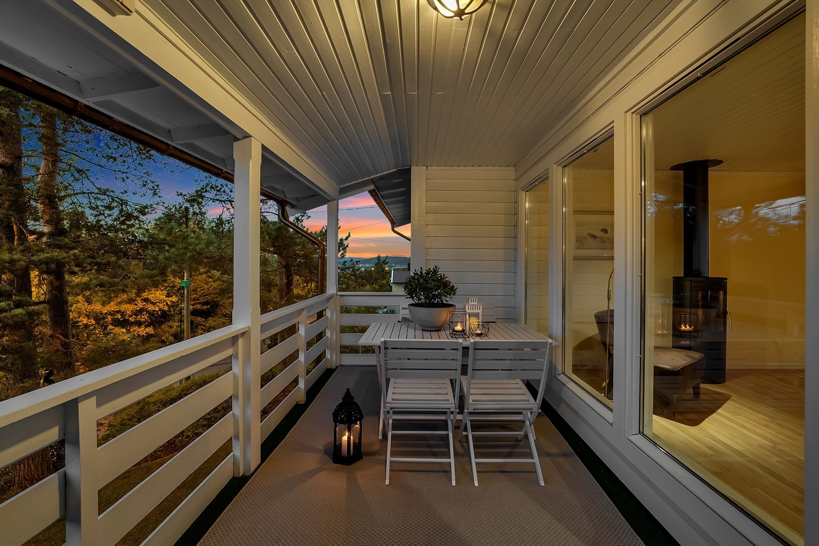 Fra stuen er det direkte utgang til en solrik terrasse på ca. 12,5 kvm! Galleribilde