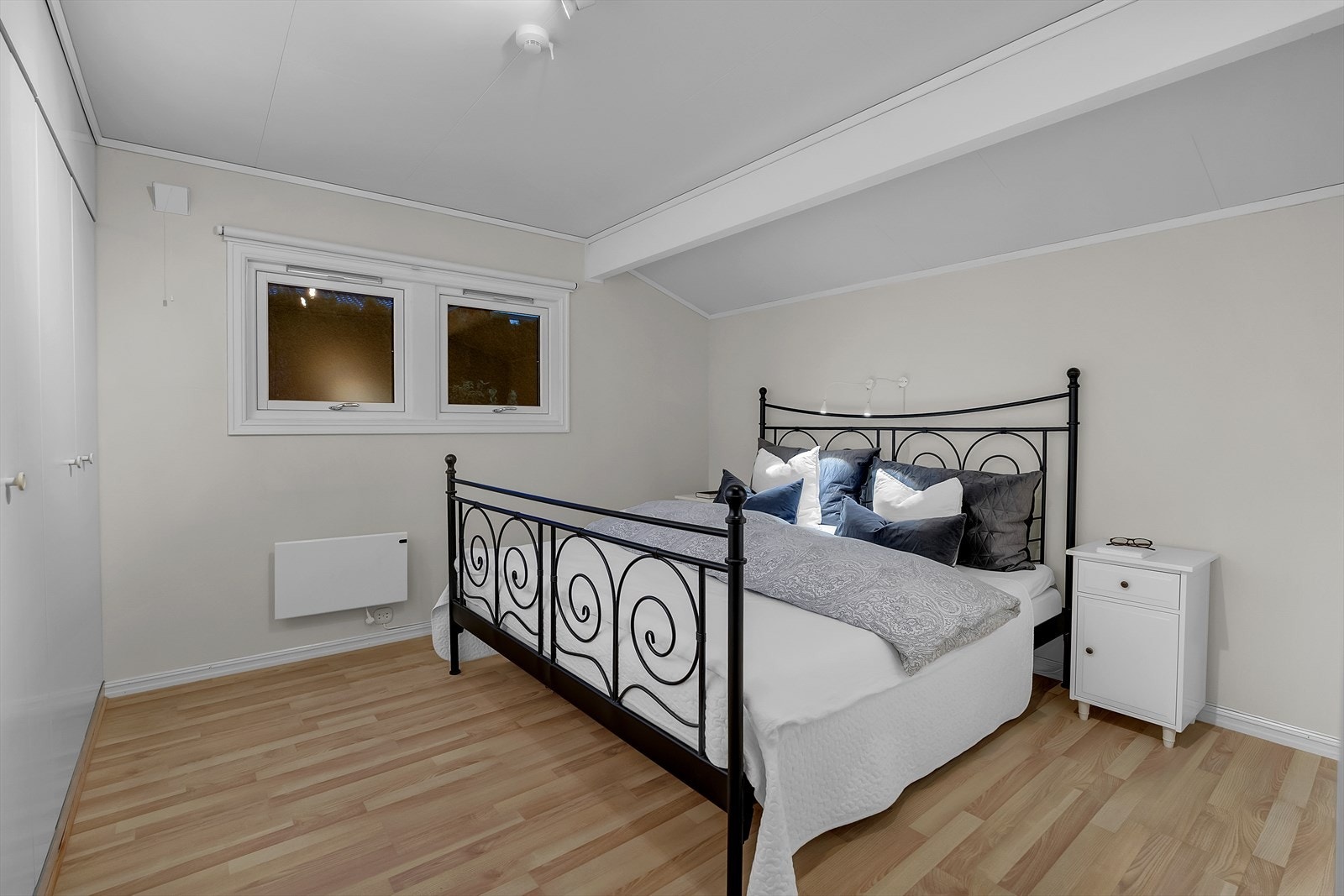 I denne etasjen finner du et romslig soverom med plass til dobbeltseng, nattbord og tilhørende møbler. Integrert garderobeskap gir gode oppbevaringsmuligheter. Galleribilde