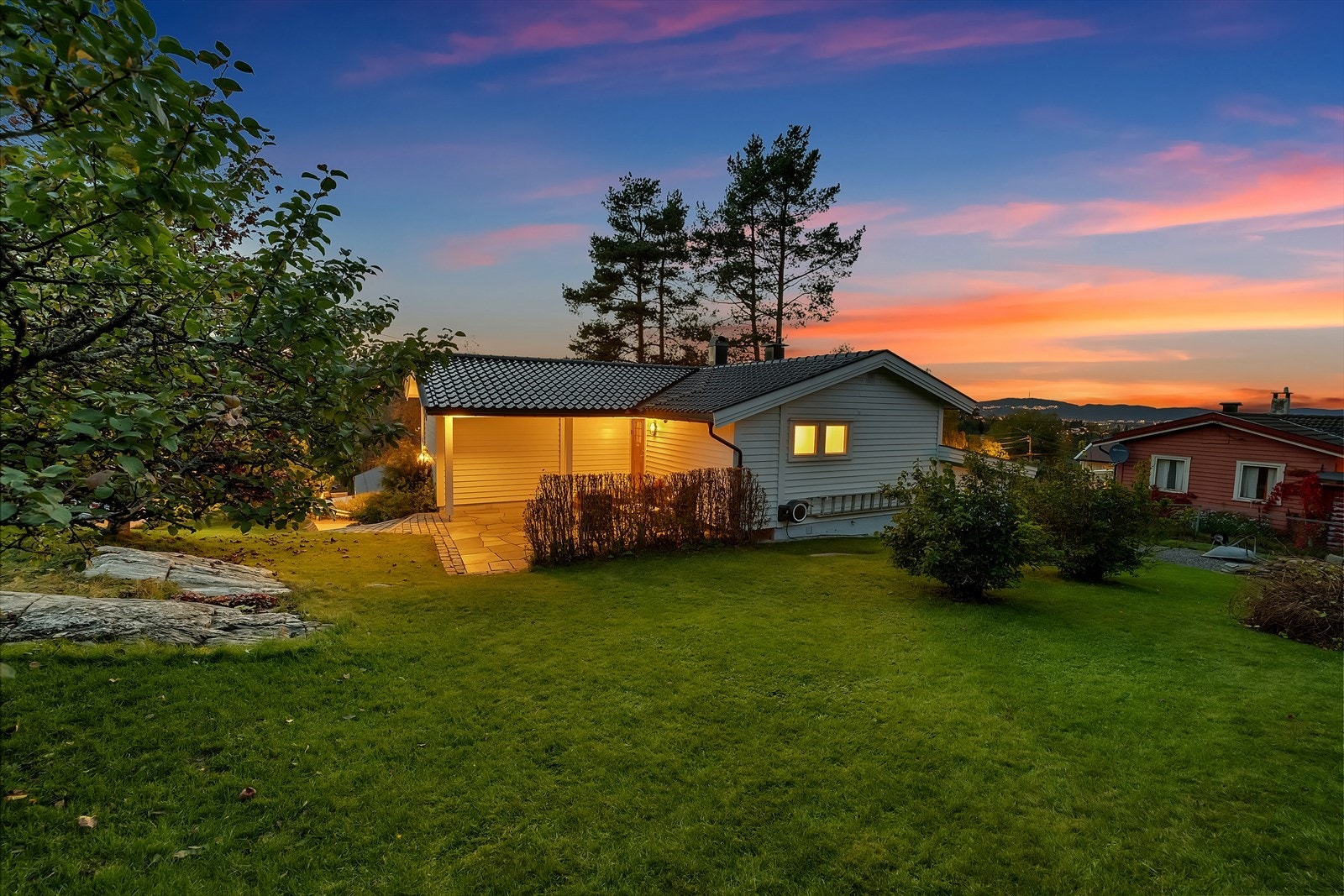 Stor og pent opparbeidet hage! Galleribilde