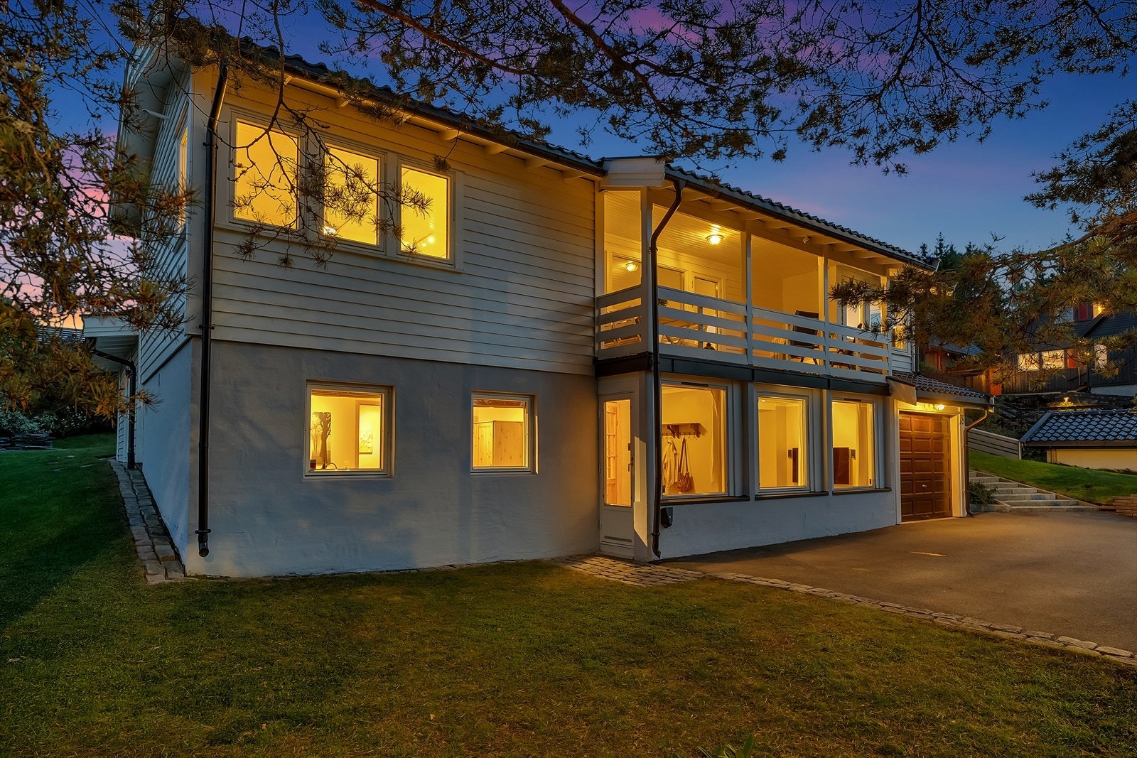 En innbydende enebolig over to plan med tre romslige soverom, to bad, moderne kjøkken fra 2021 og gode oppholdsrom. Galleribilde