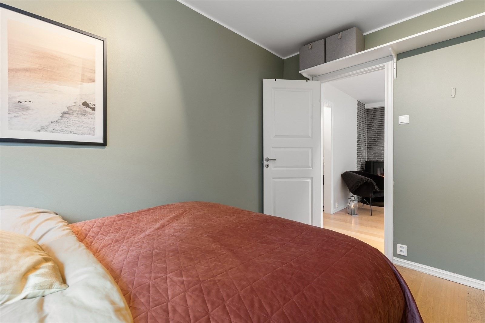 Rommet har plass til seng, garderobe og skrivebord. Galleribilde