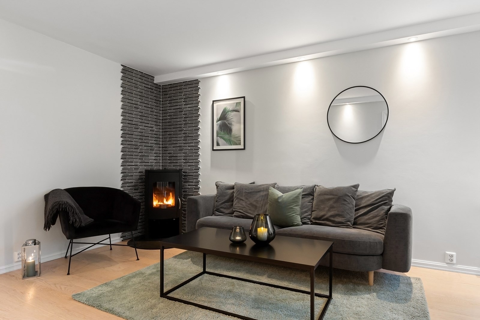 Stemningsfull og varmende peis i stuen. Galleribilde