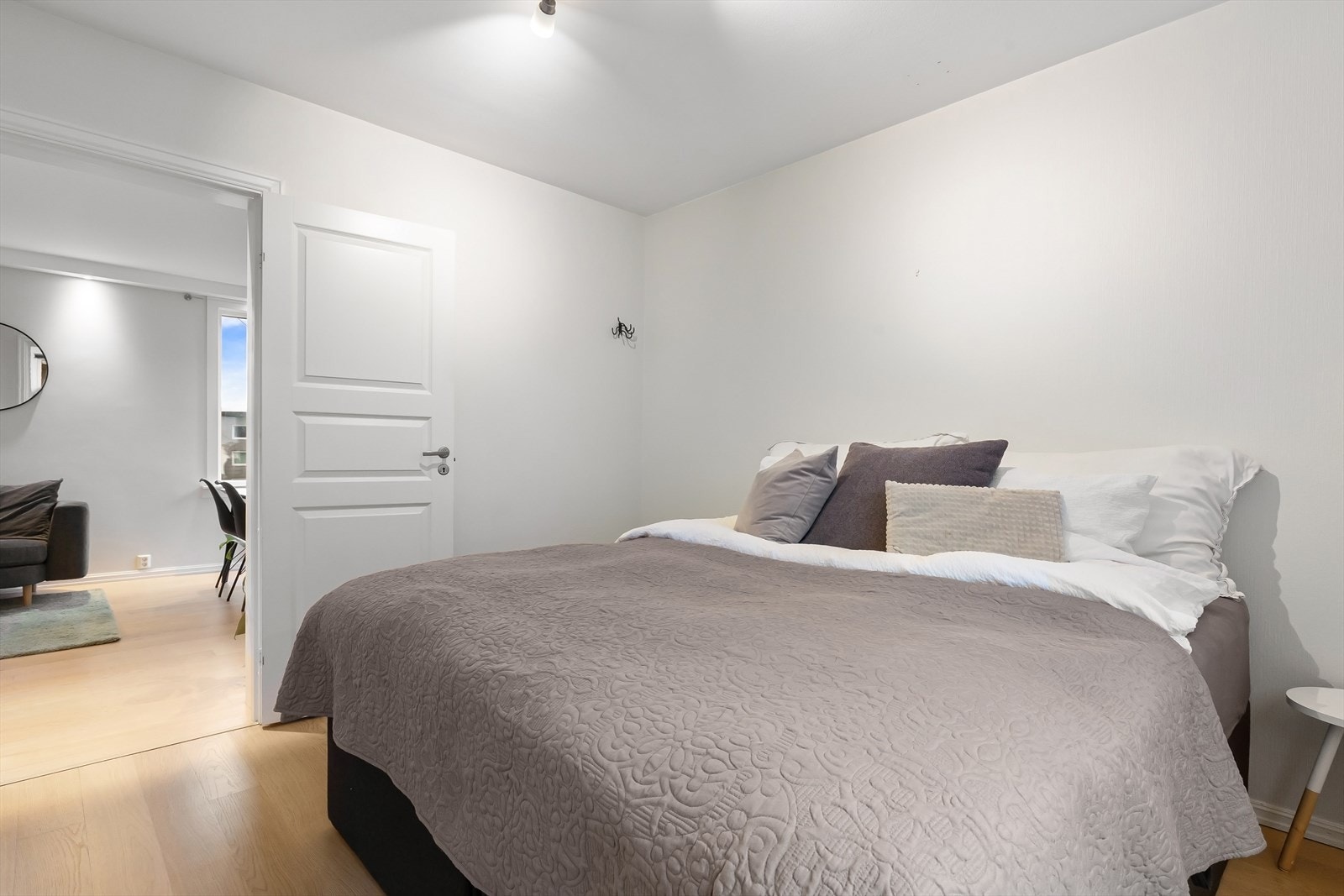 Begge soverom har inngang fra stuen. Galleribilde